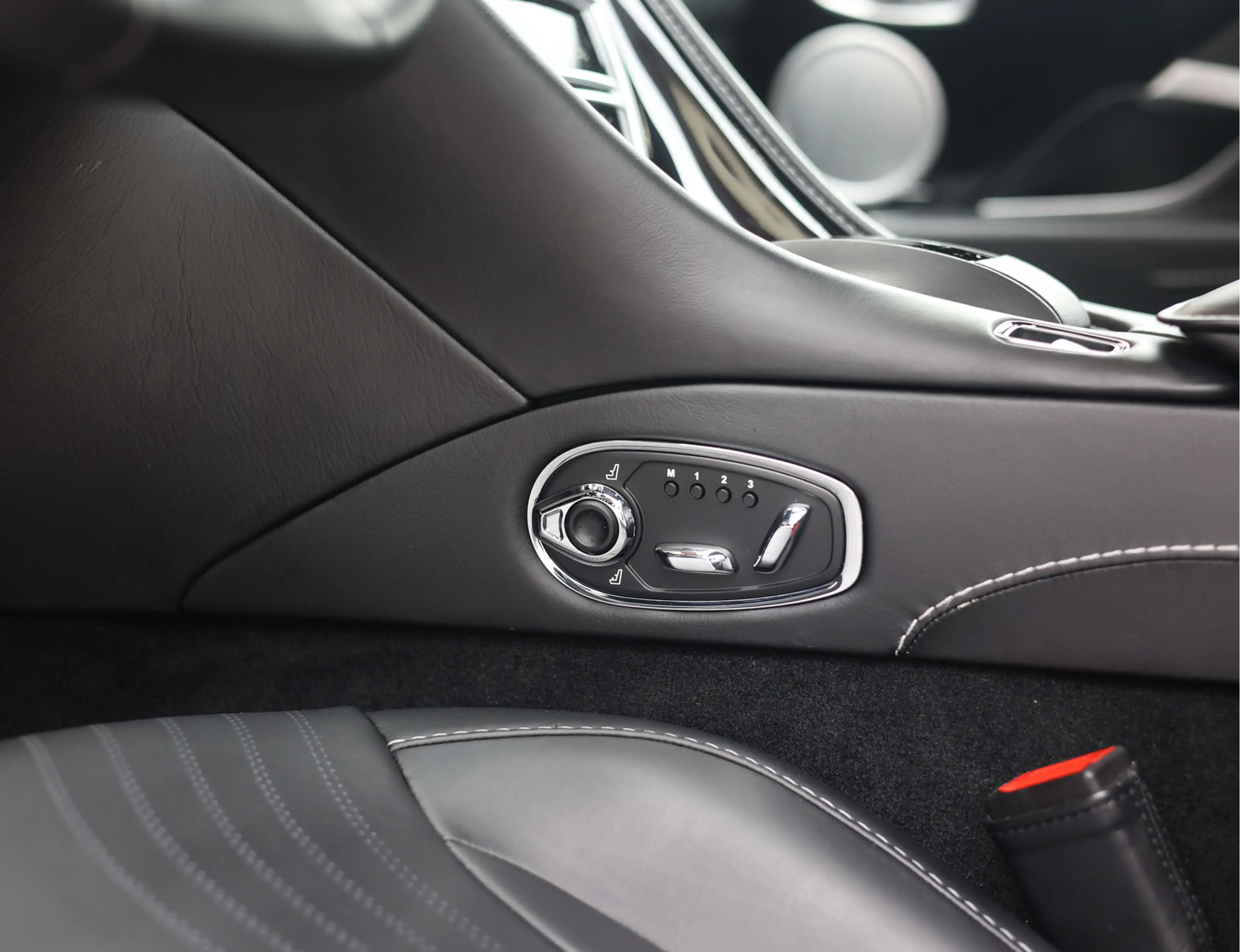 Aston Martin DB11 4.0 V8 — photo 25