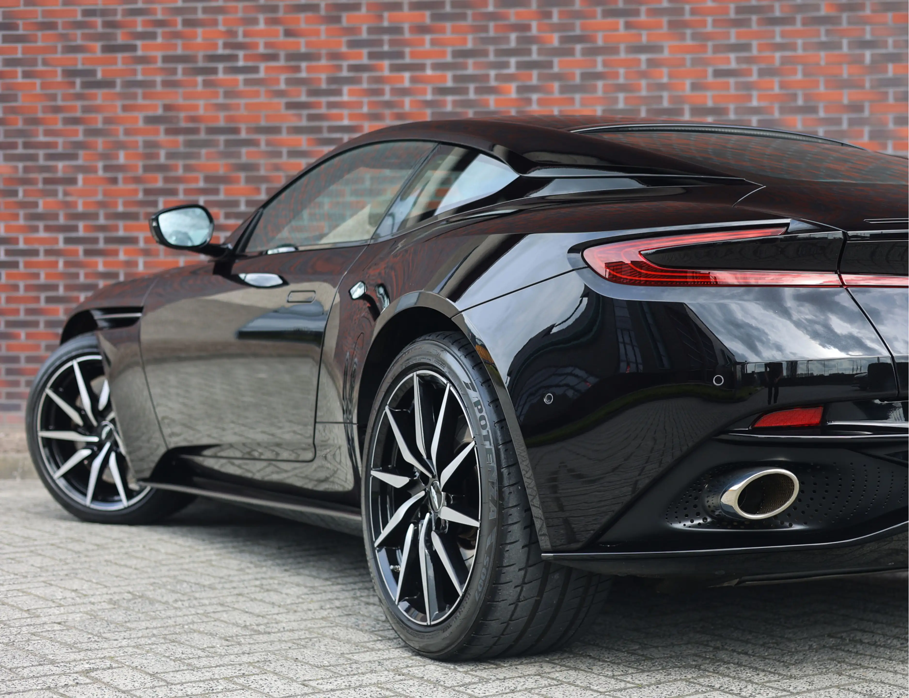 Aston Martin DB11 4.0 V8 — photo 7