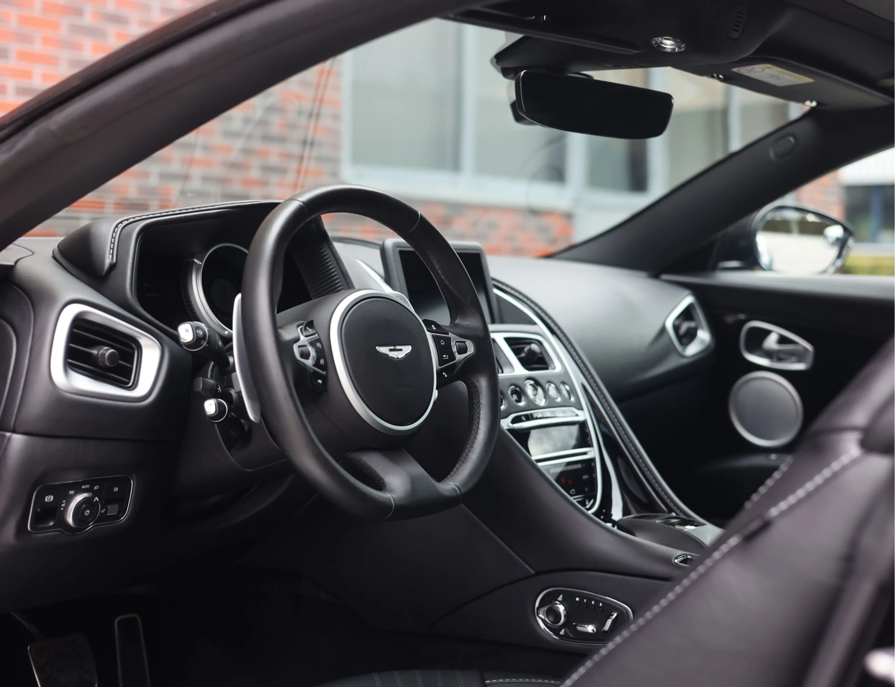 Aston Martin DB11 4.0 V8 — photo 29
