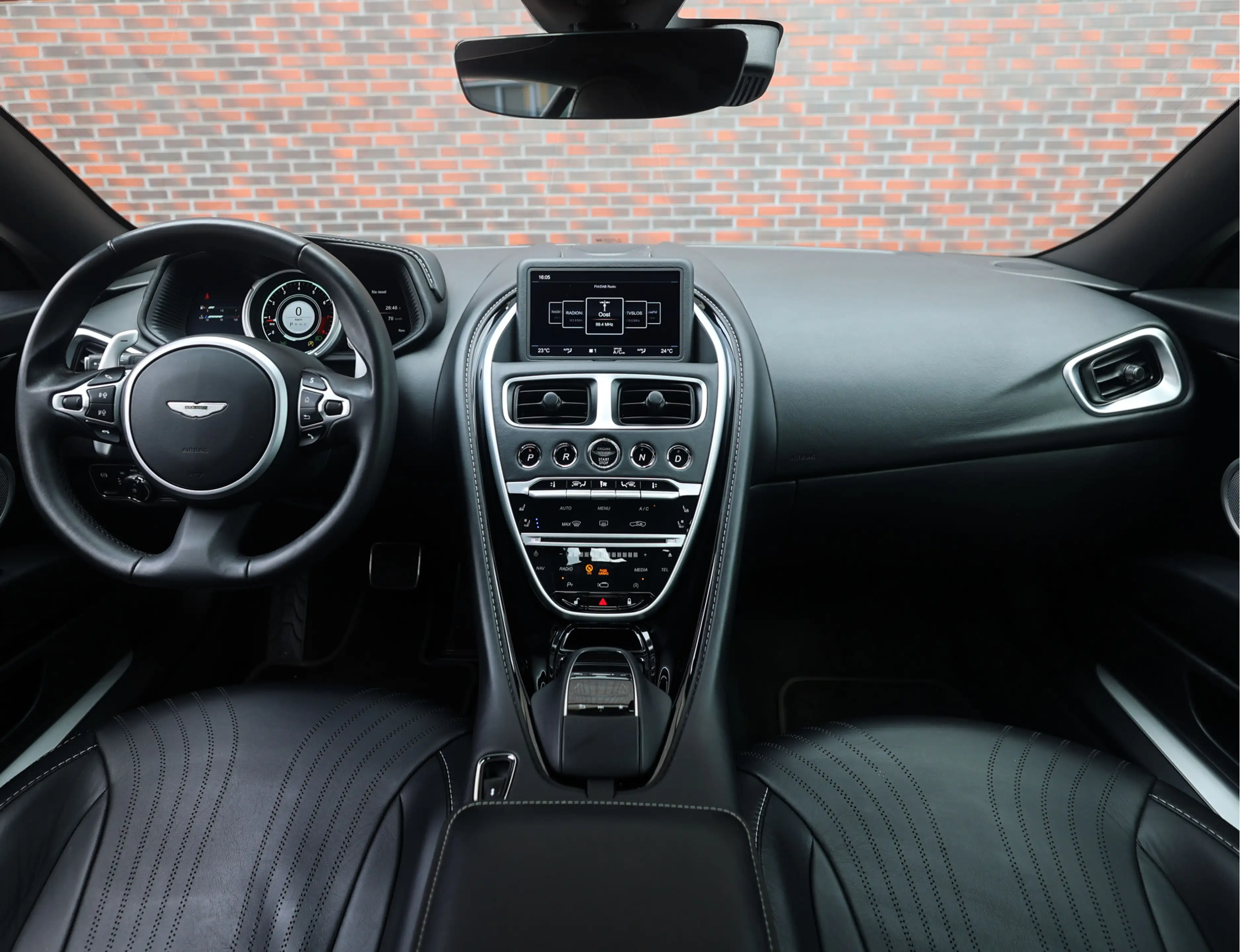 Aston Martin DB11 4.0 V8 — photo 3