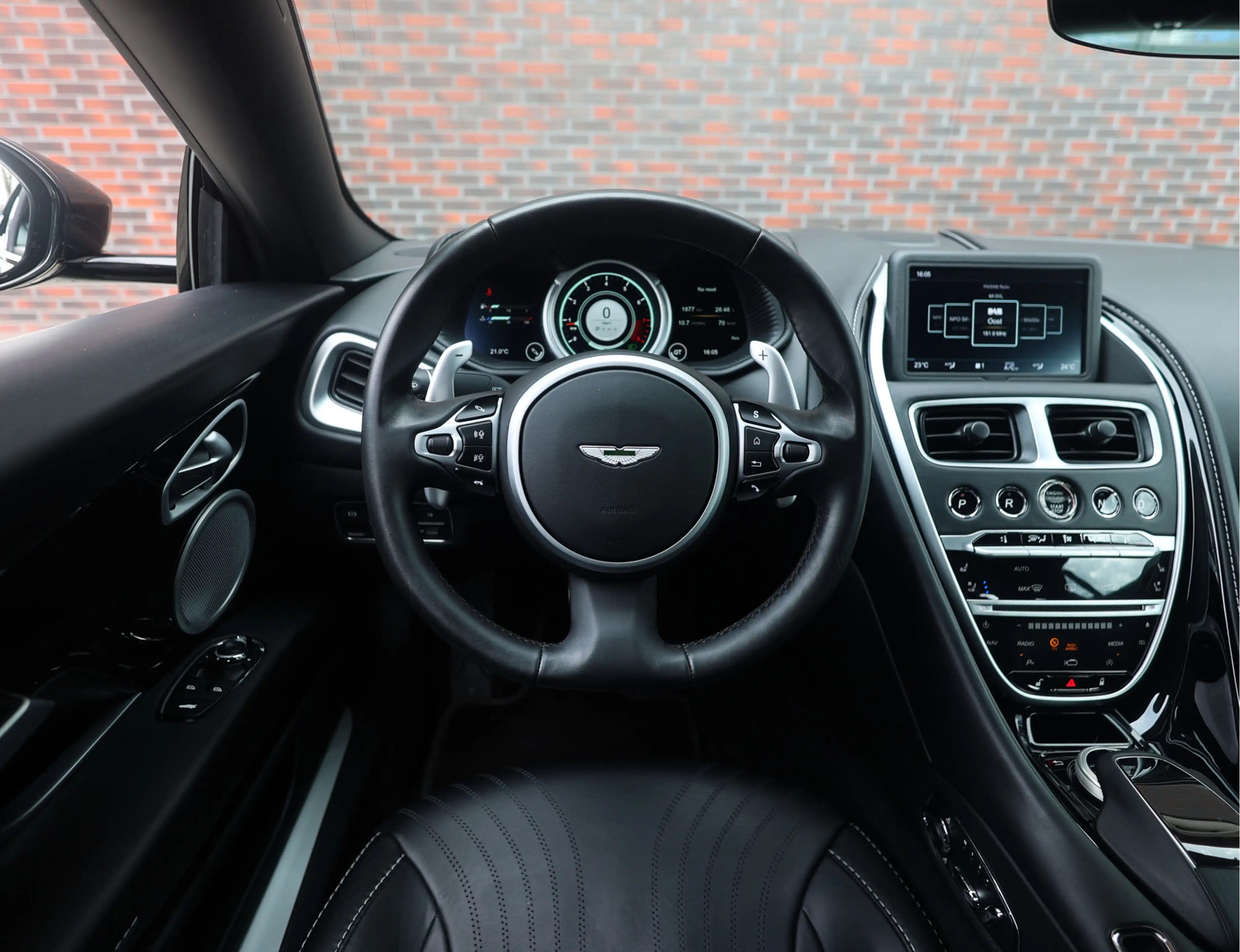 Aston Martin DB11 4.0 V8 — photo 30