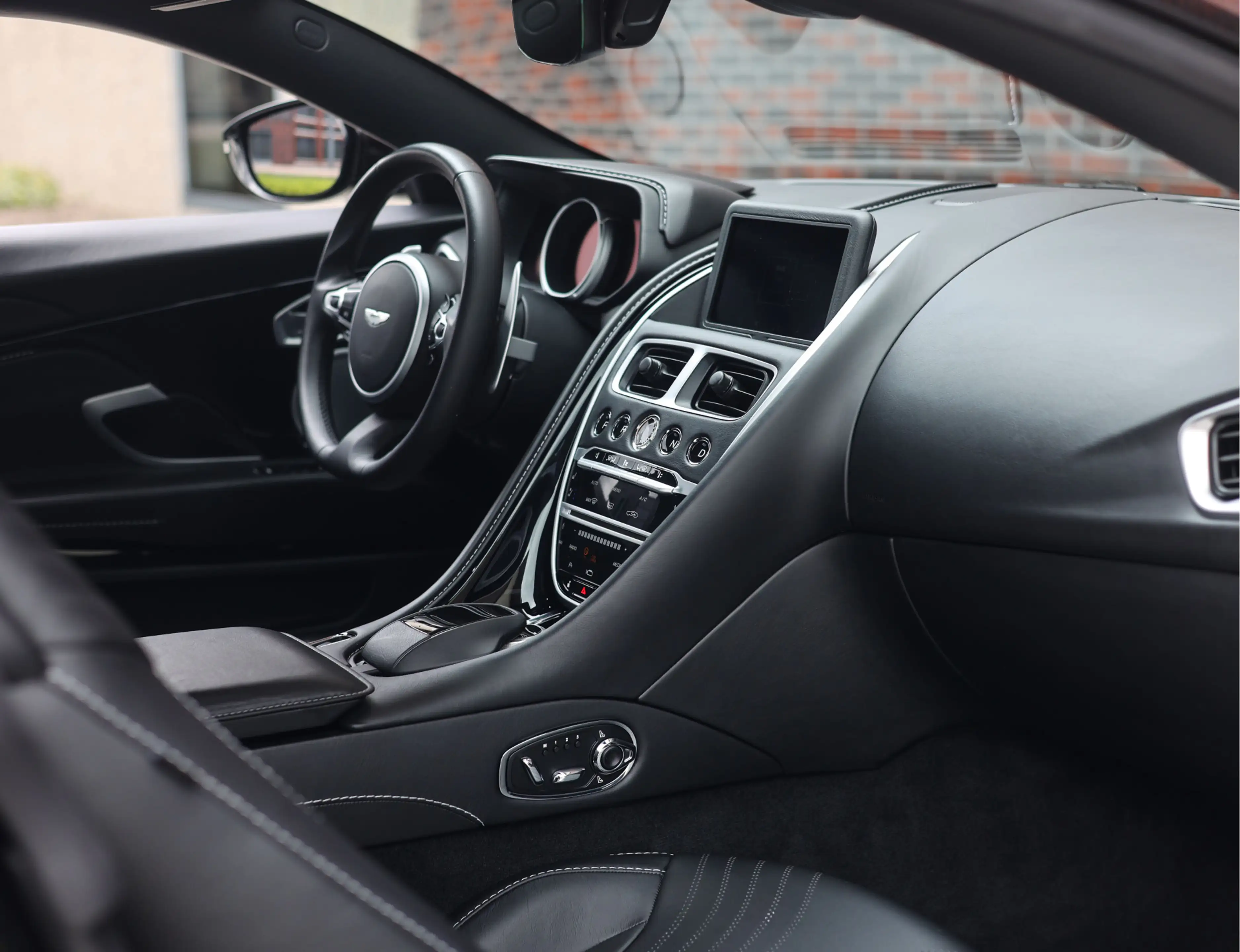 Aston Martin DB11 4.0 V8 — photo 23