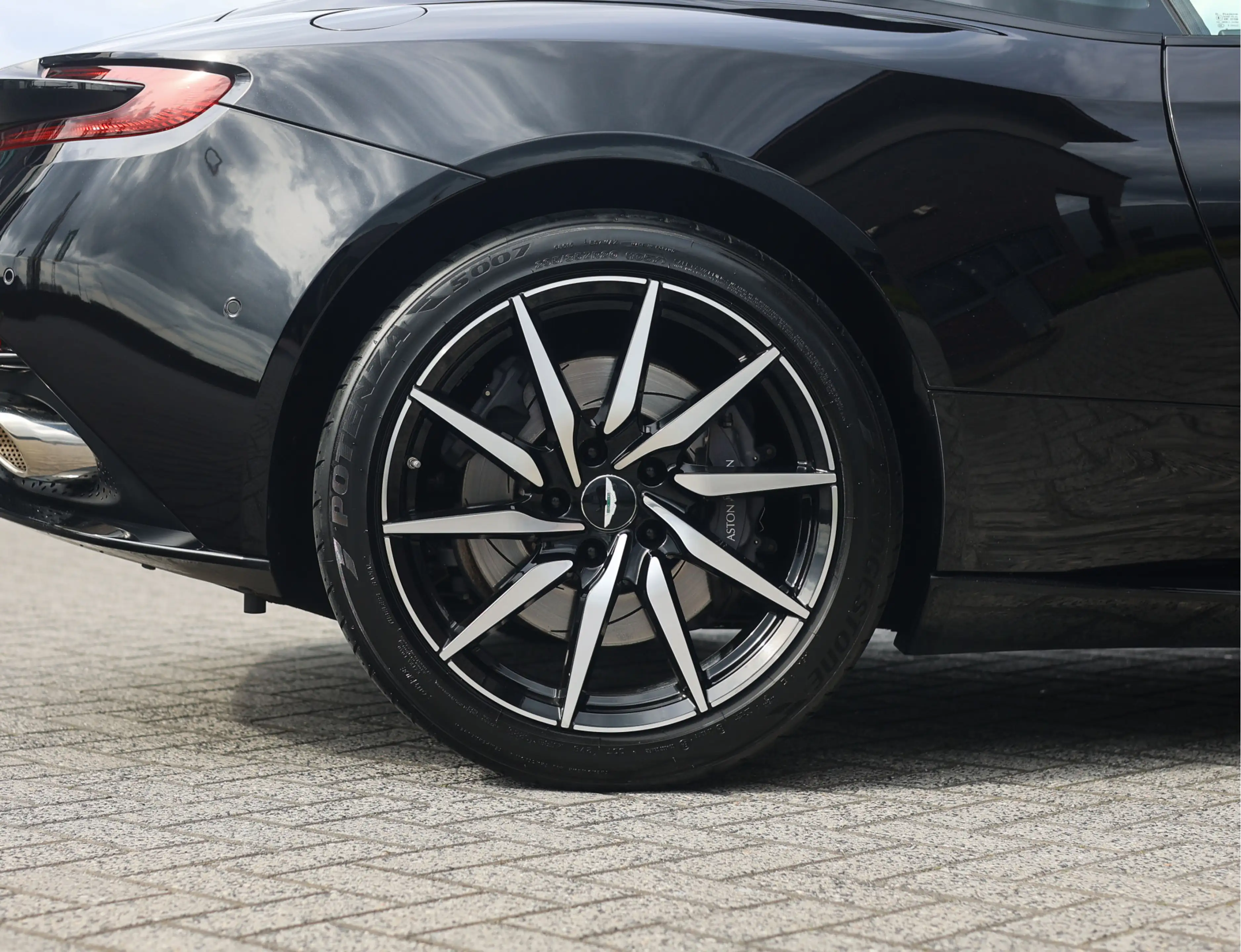 Aston Martin DB11 4.0 V8 — photo 47
