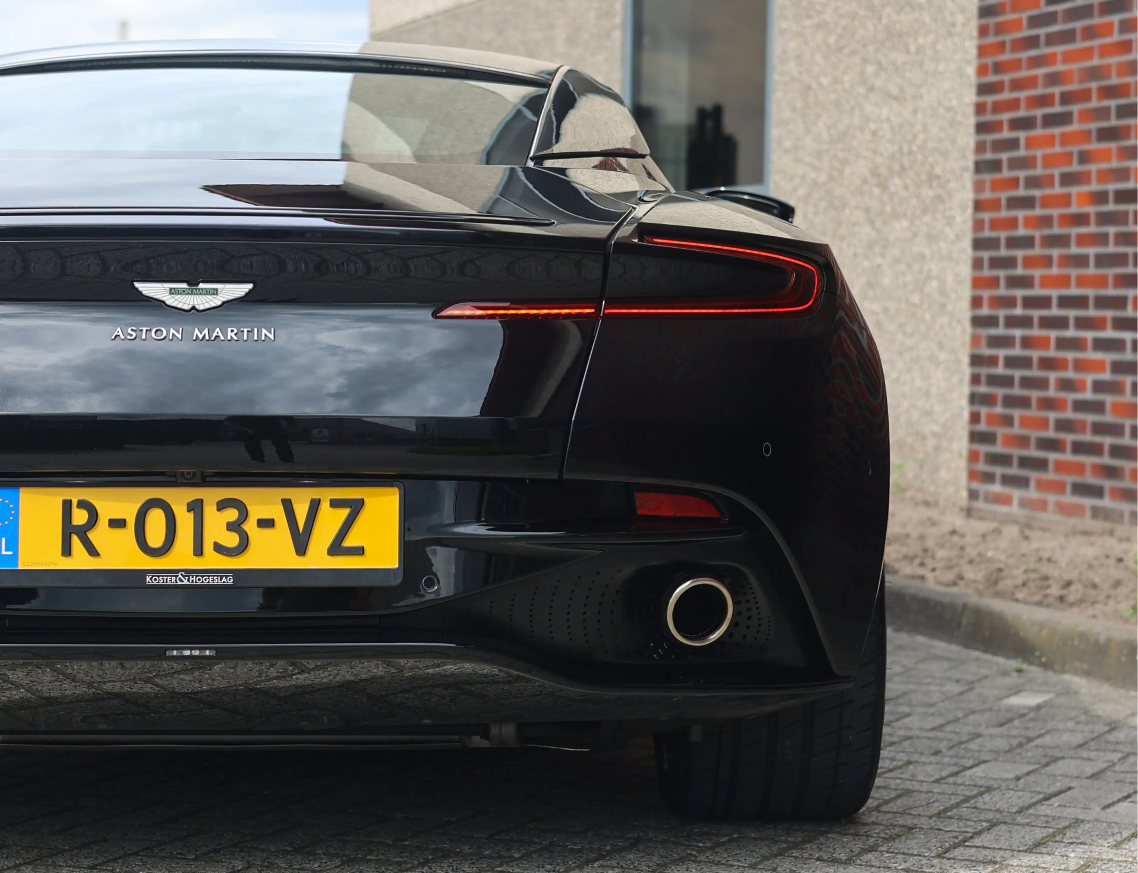 Aston Martin DB11 4.0 V8 — photo 13
