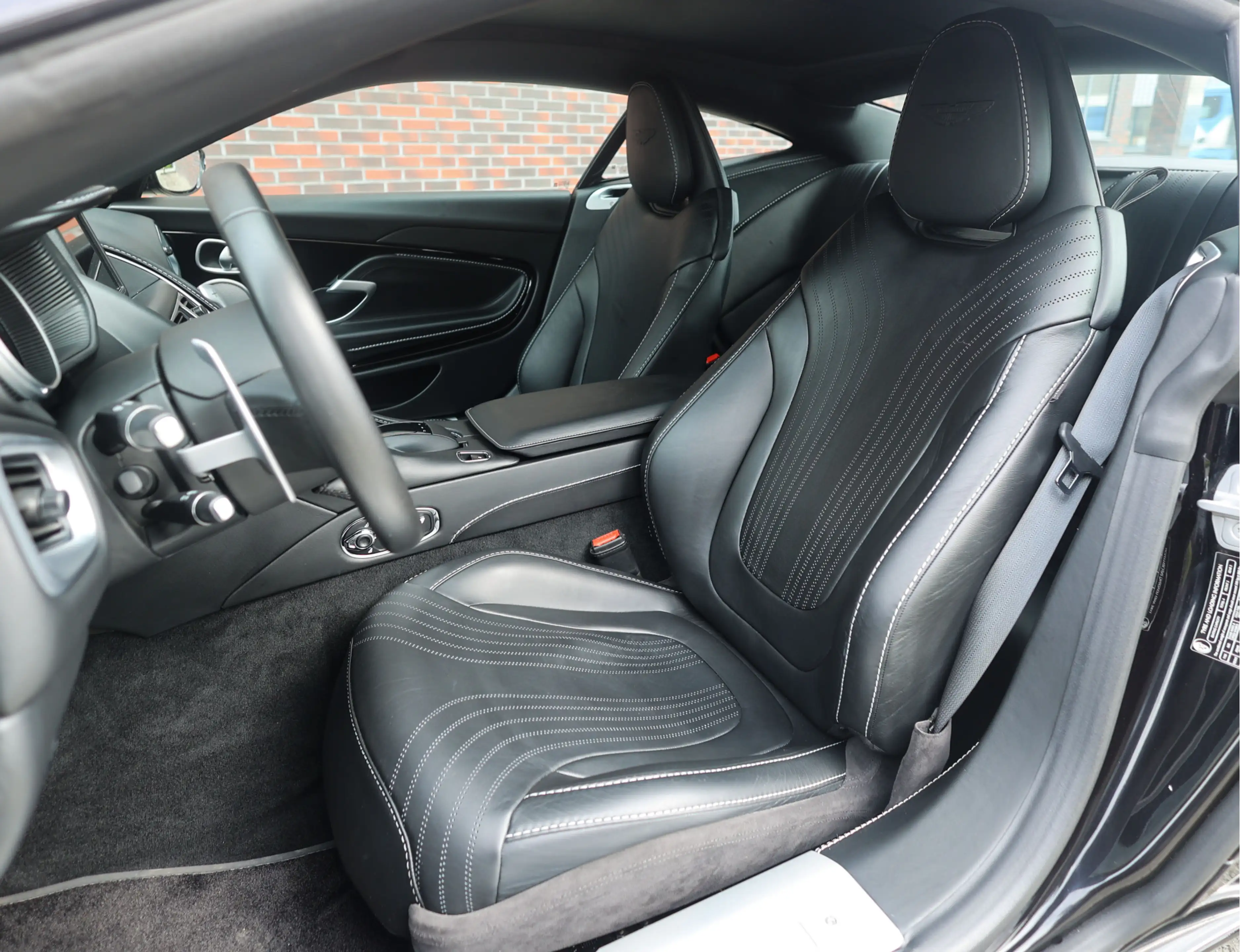 Aston Martin DB11 4.0 V8 — photo 24