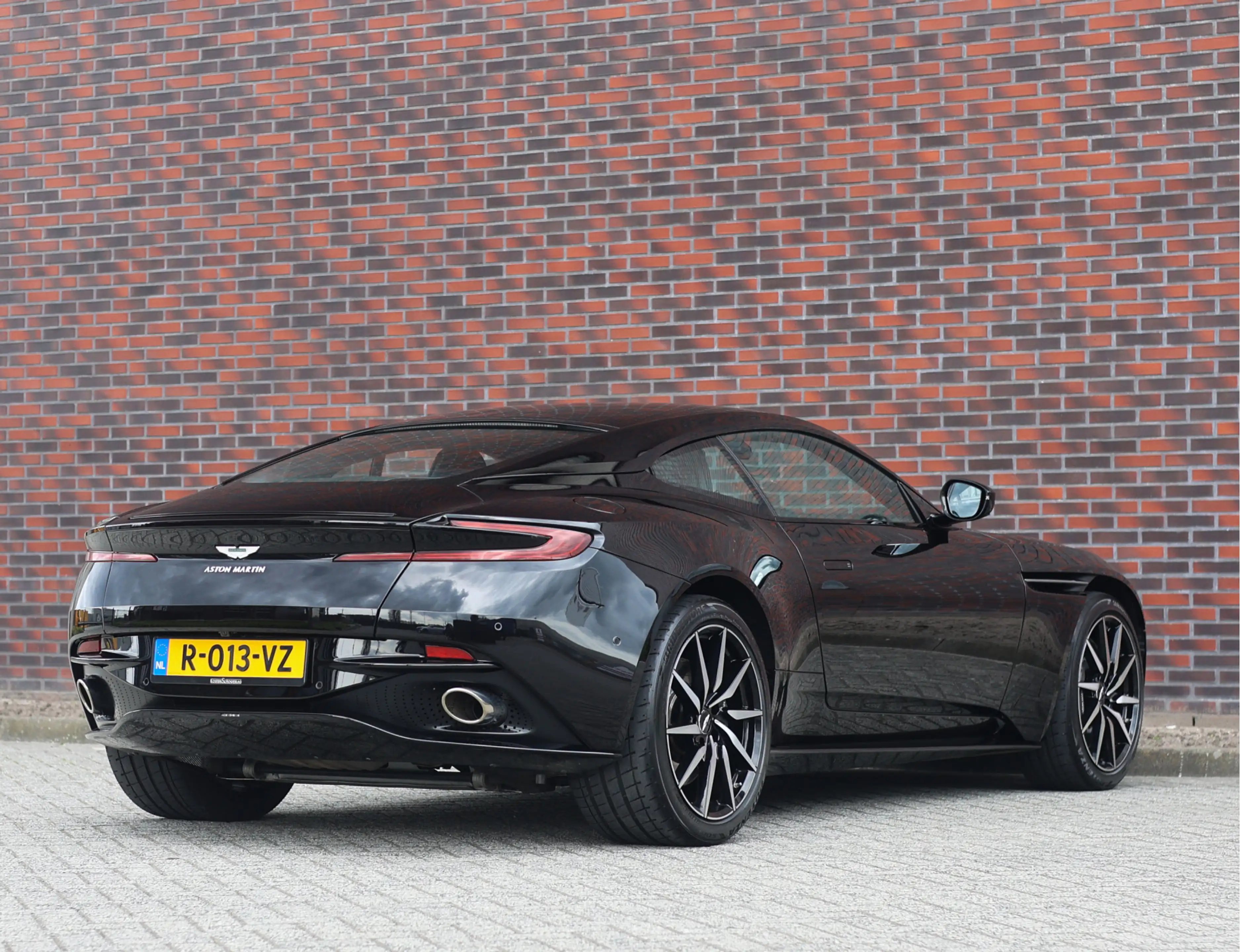 Aston Martin DB11 4.0 V8 — photo 17