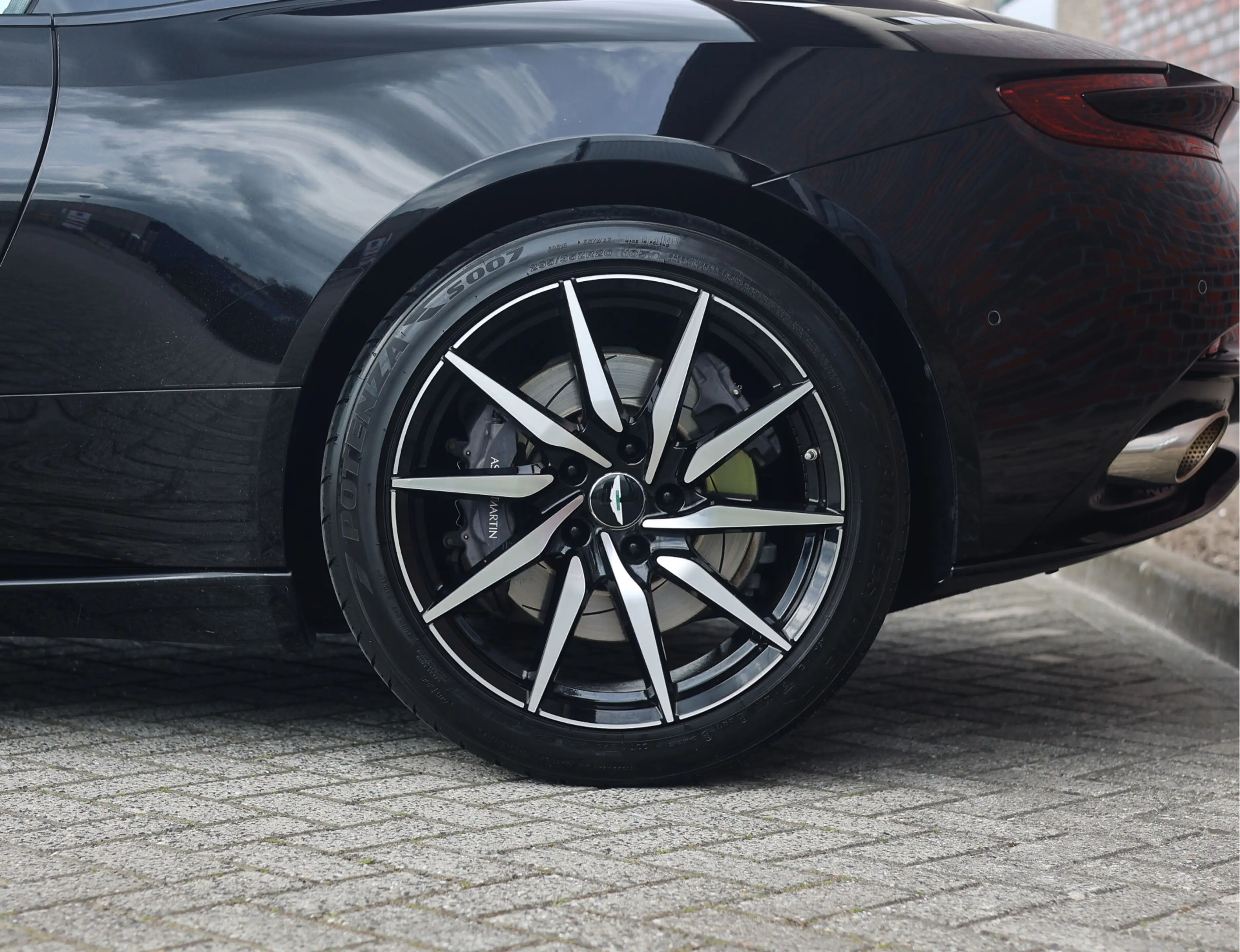 Aston Martin DB11 4.0 V8 — photo 46