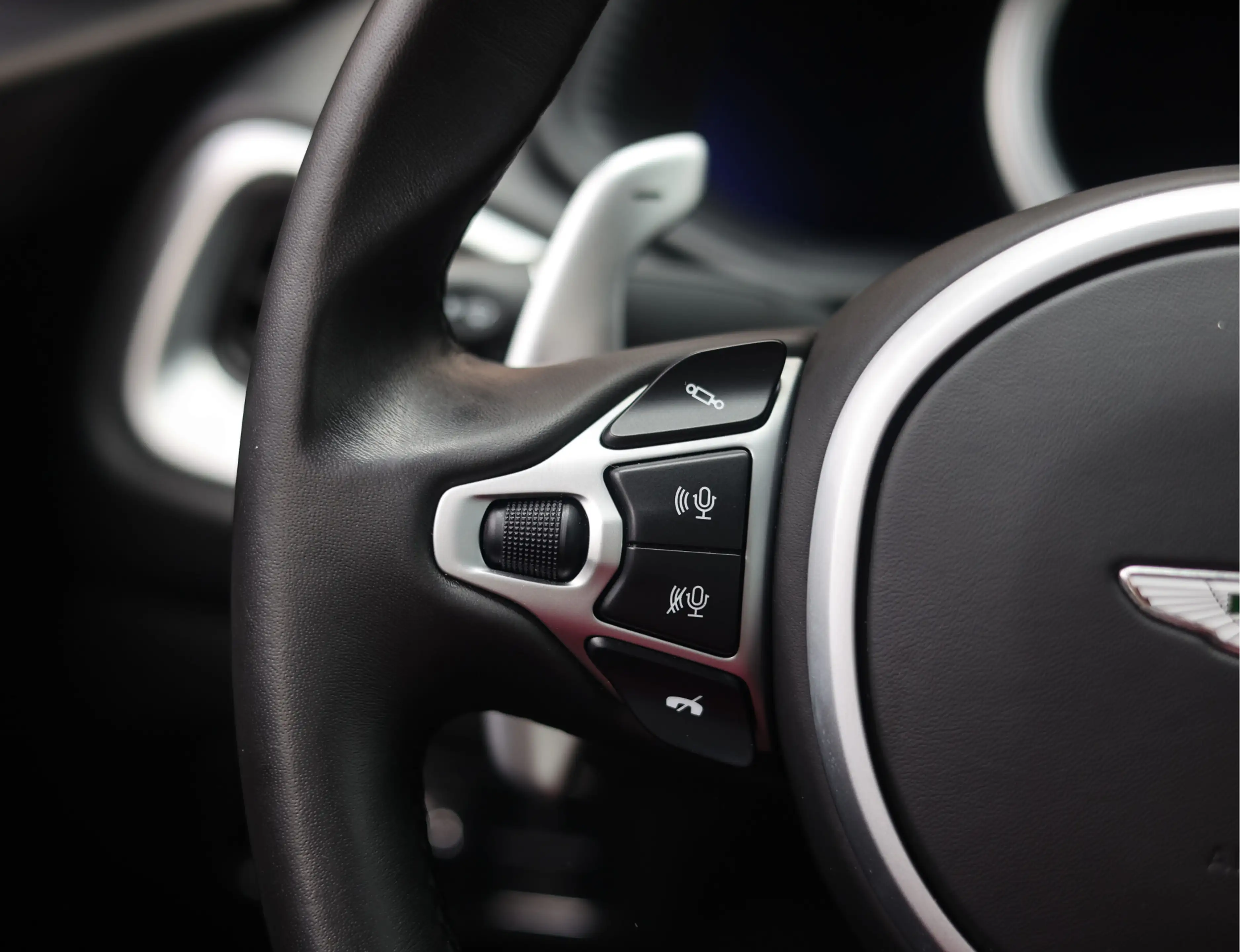 Aston Martin DB11 4.0 V8 — photo 31