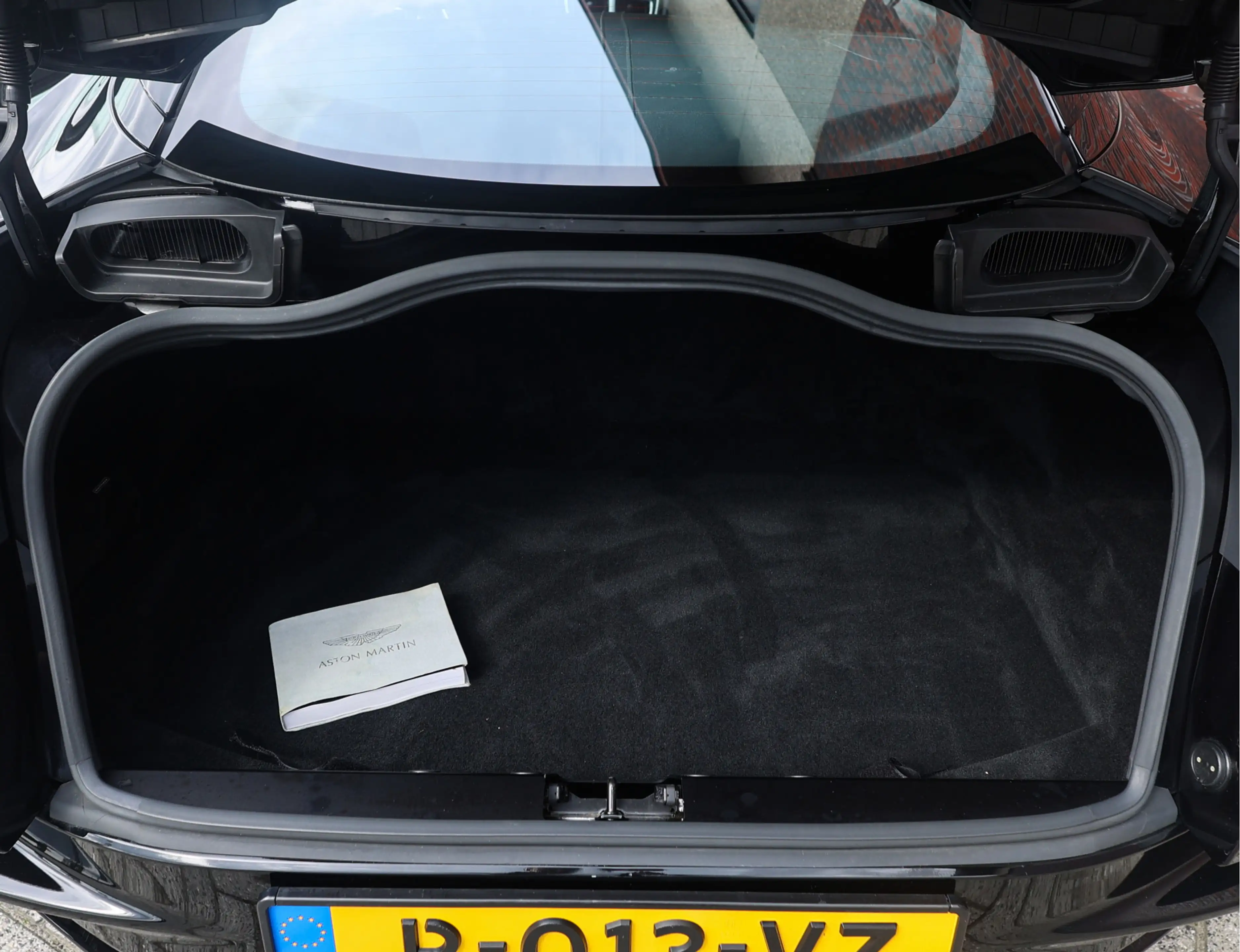 Aston Martin DB11 4.0 V8 — photo 21
