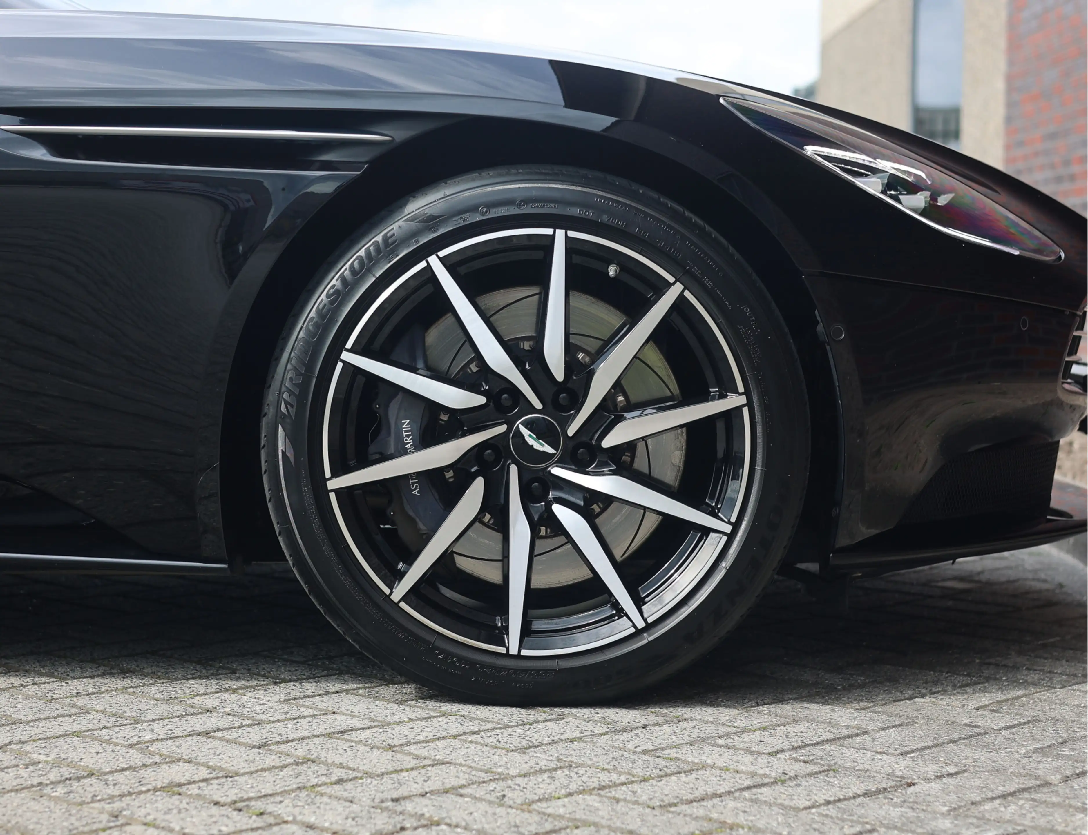 Aston Martin DB11 4.0 V8 — photo 44
