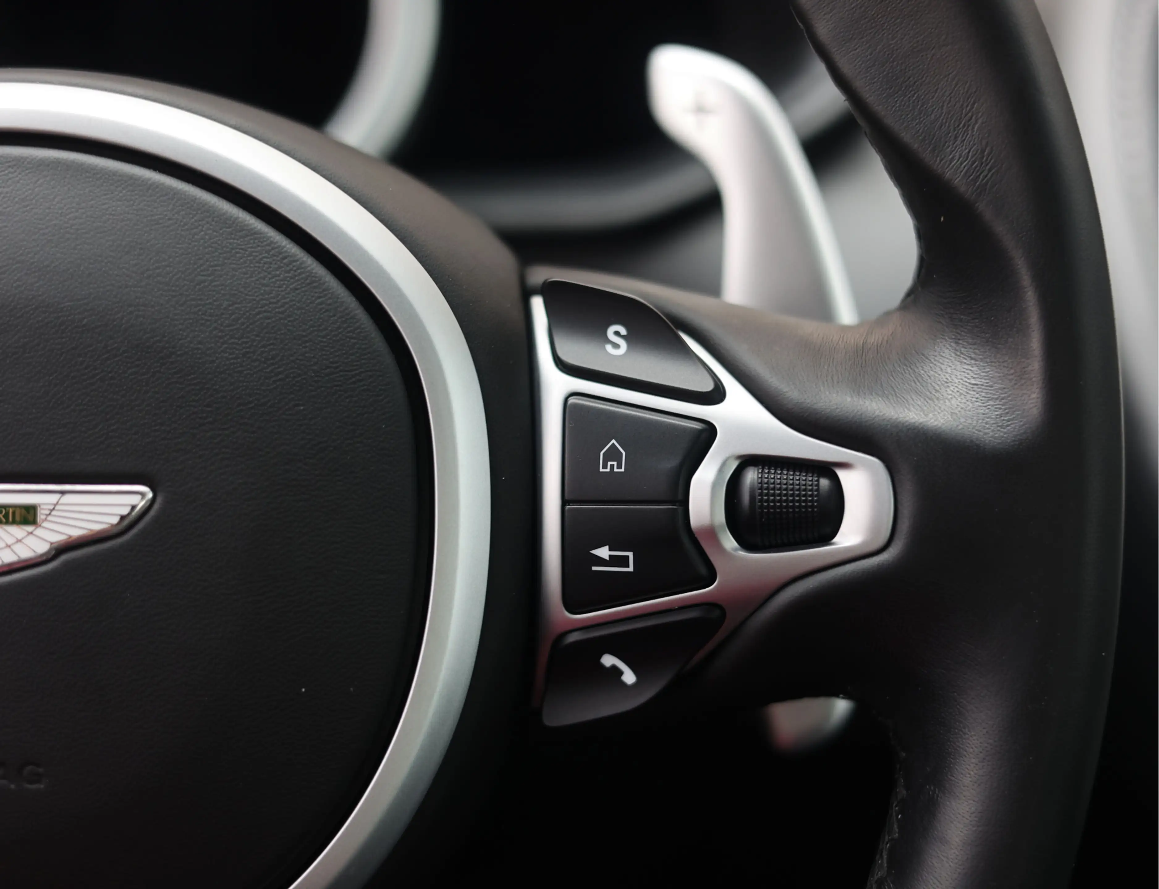 Aston Martin DB11 4.0 V8 — photo 32