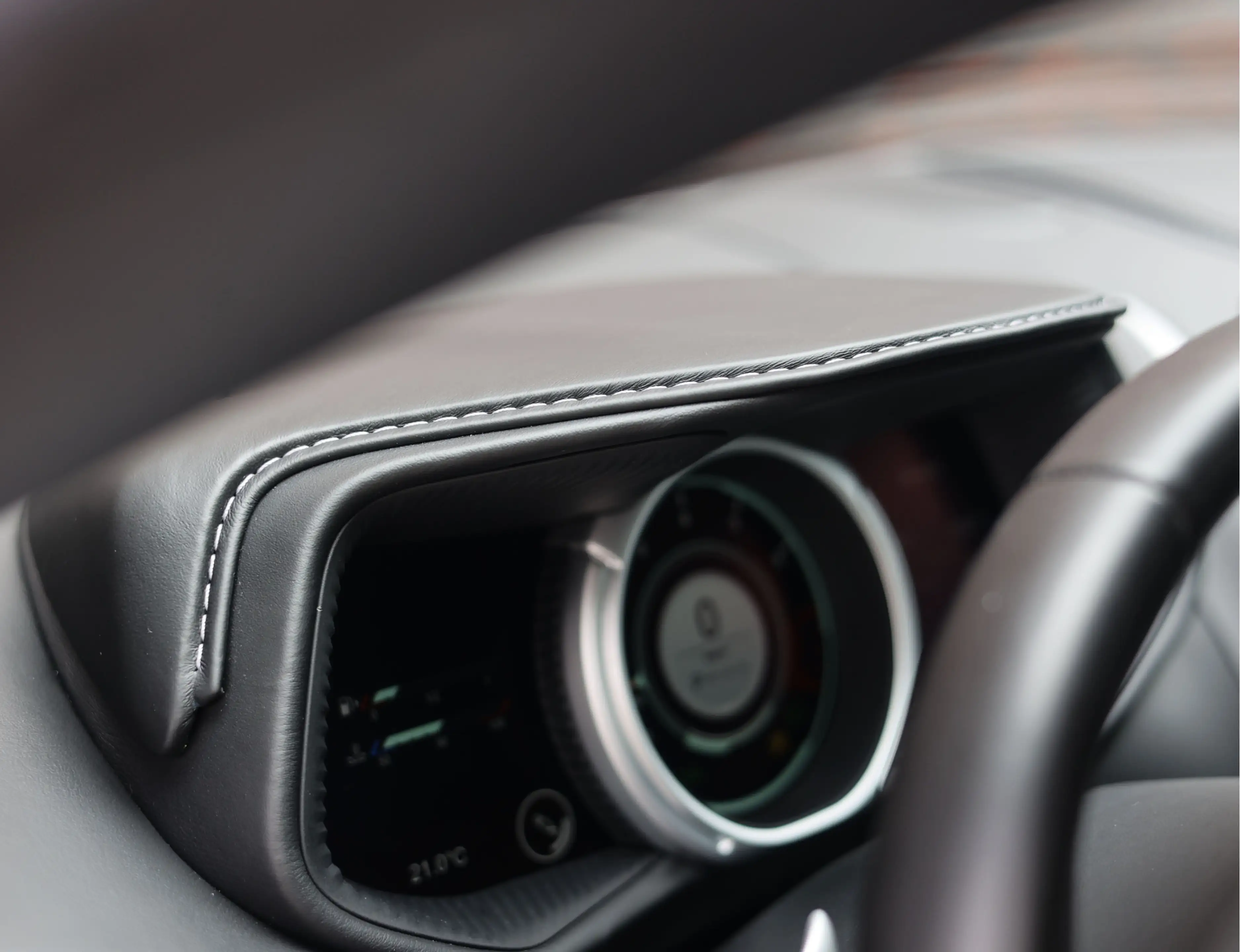 Aston Martin DB11 4.0 V8 — photo 34