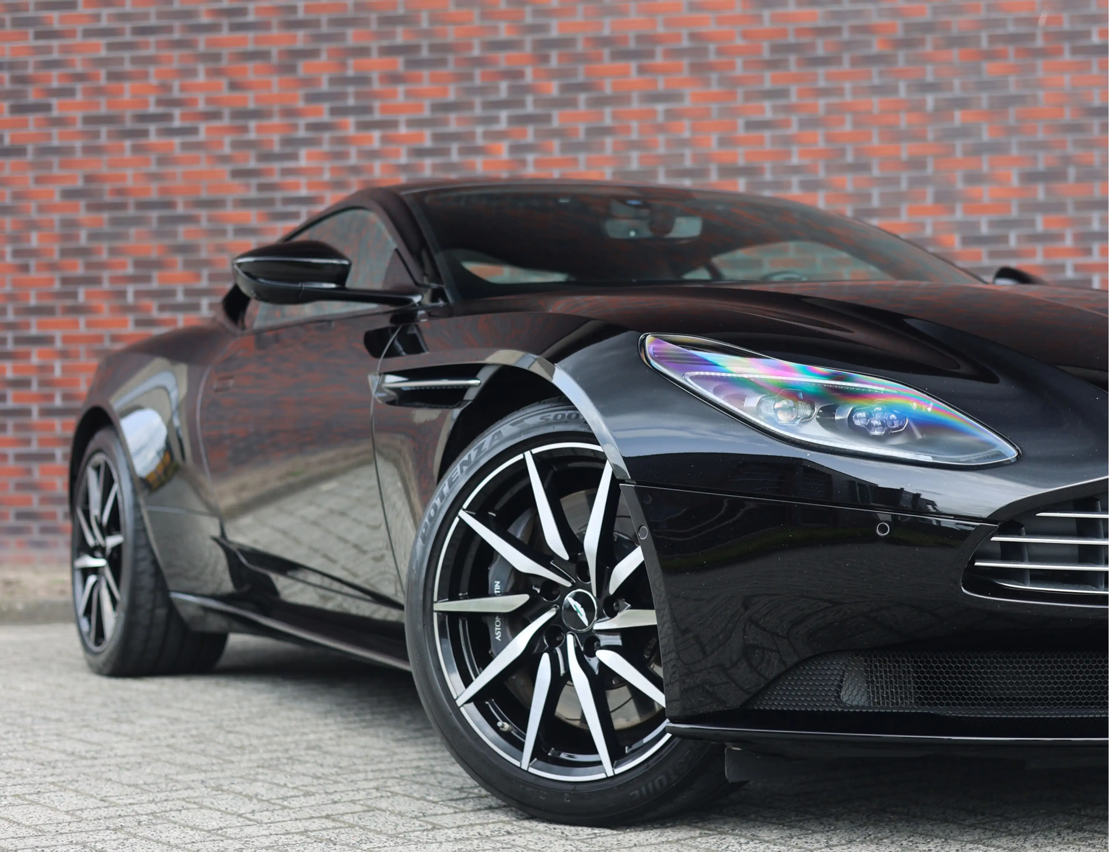Aston Martin DB11 4.0 V8 — photo 6