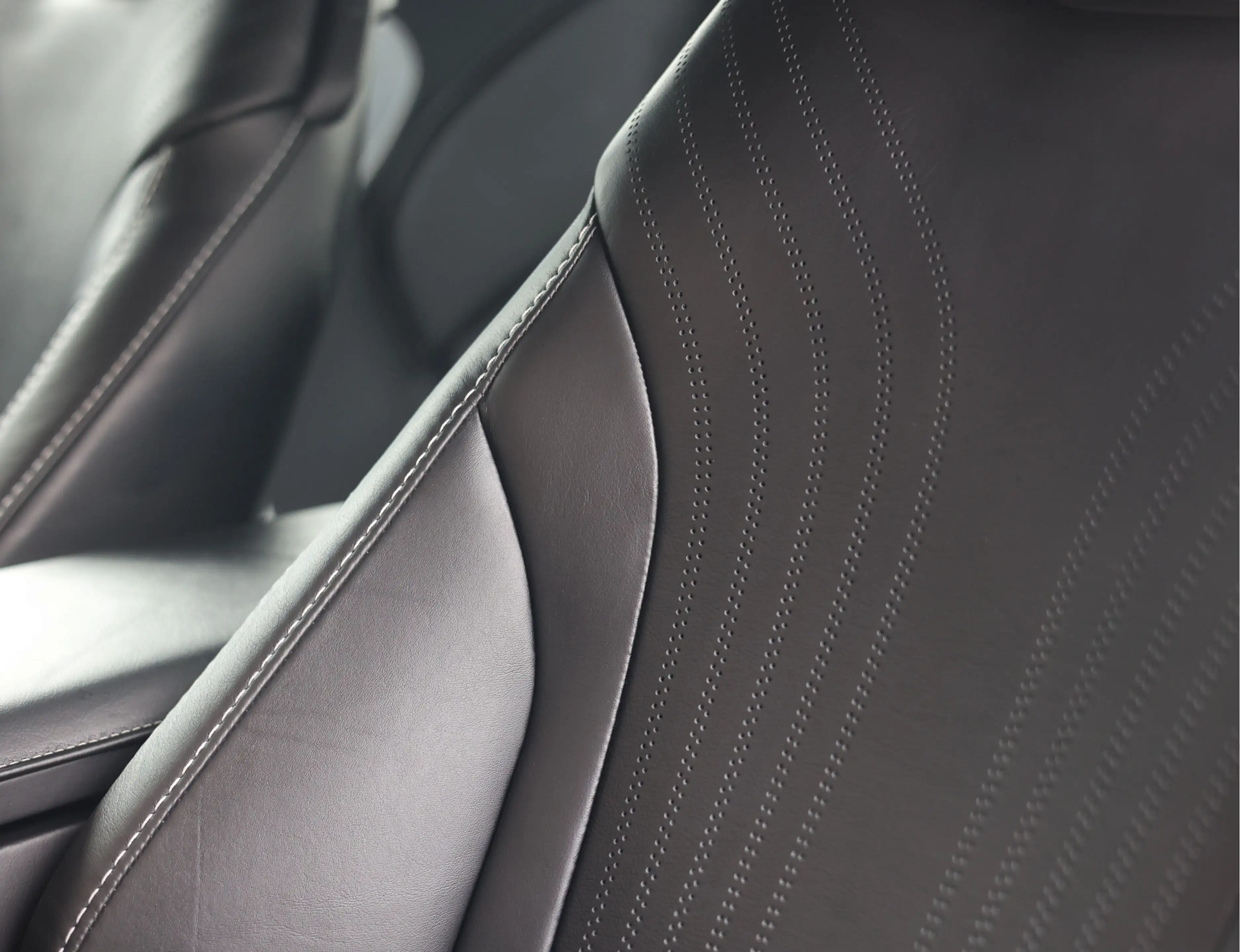 Aston Martin DB11 4.0 V8 — photo 27