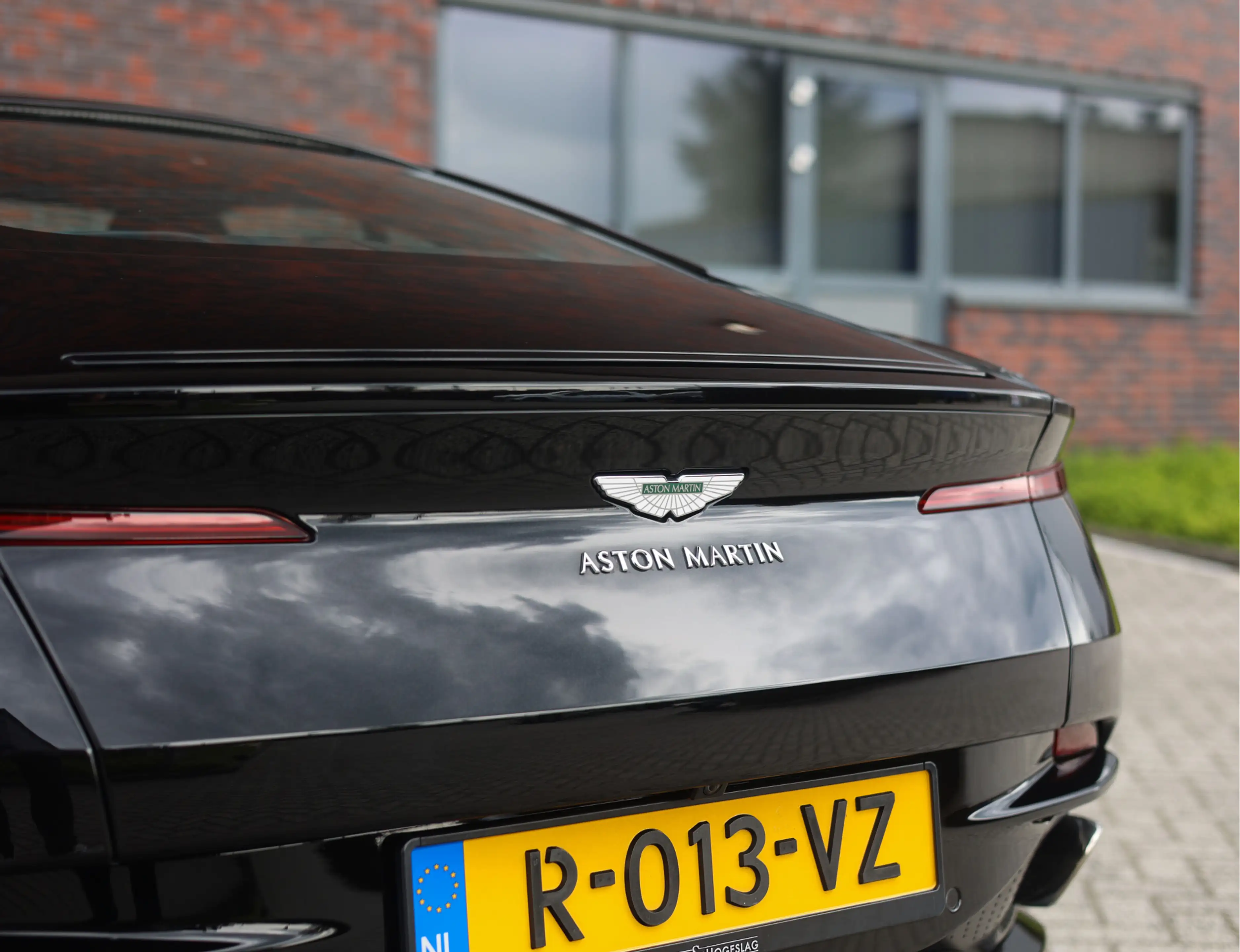 Aston Martin DB11 4.0 V8 — photo 11