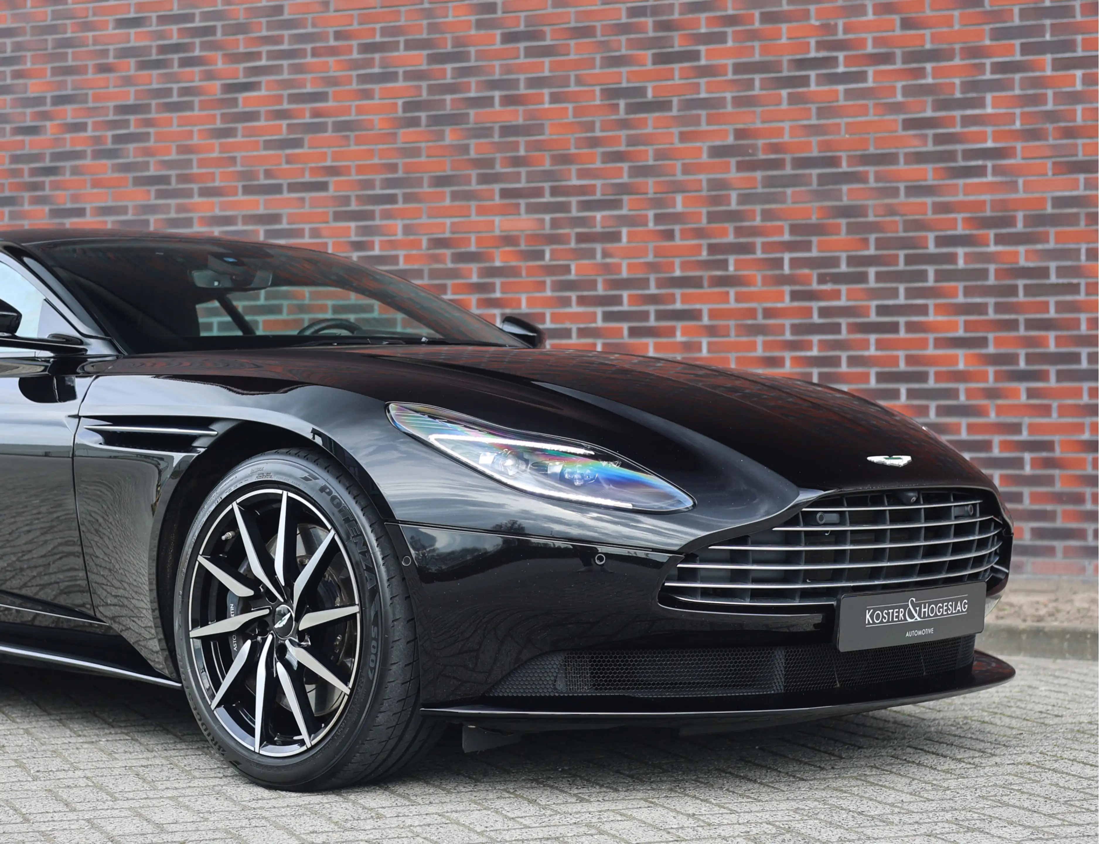 Aston Martin DB11 4.0 V8 — photo 18