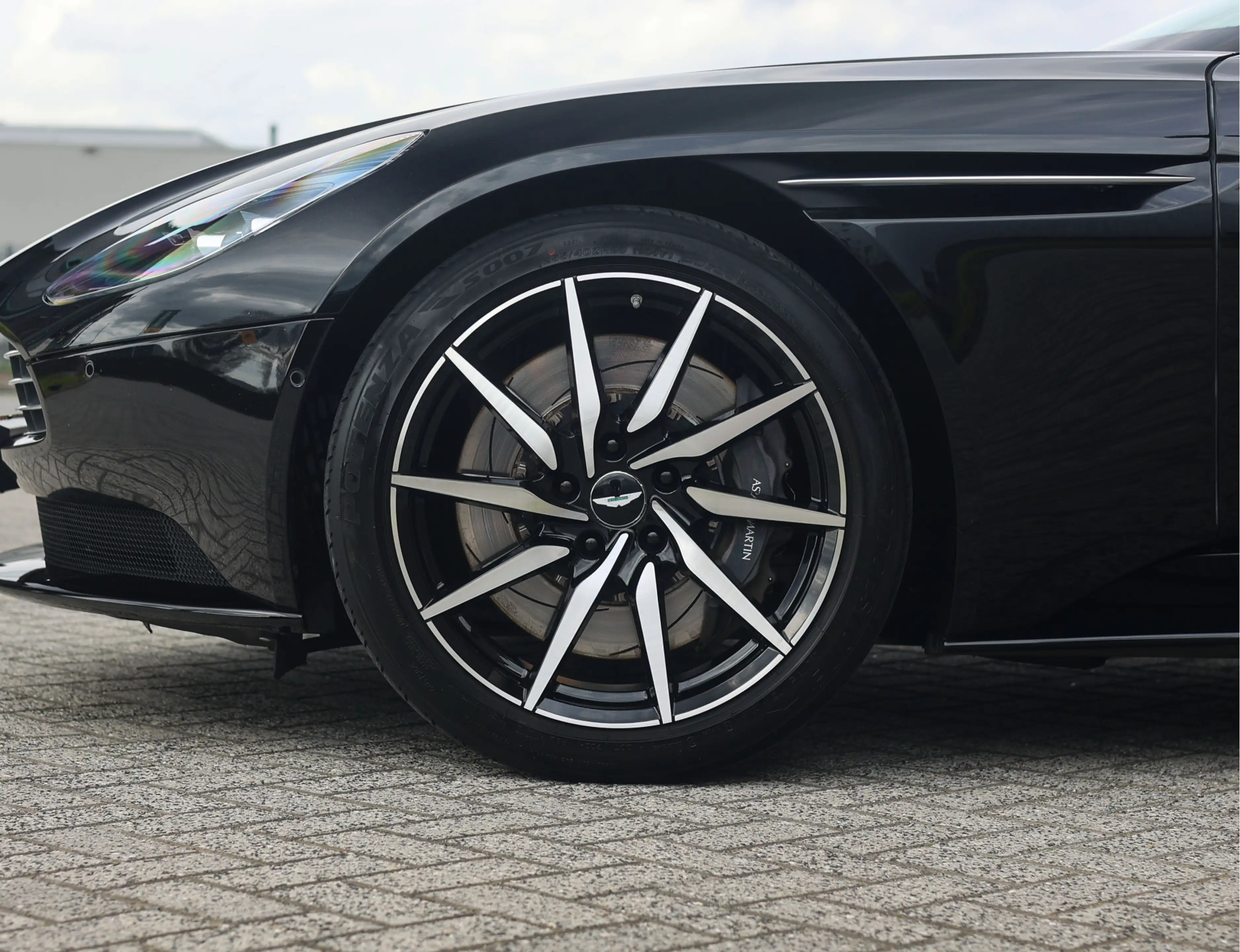 Aston Martin DB11 4.0 V8 — photo 45