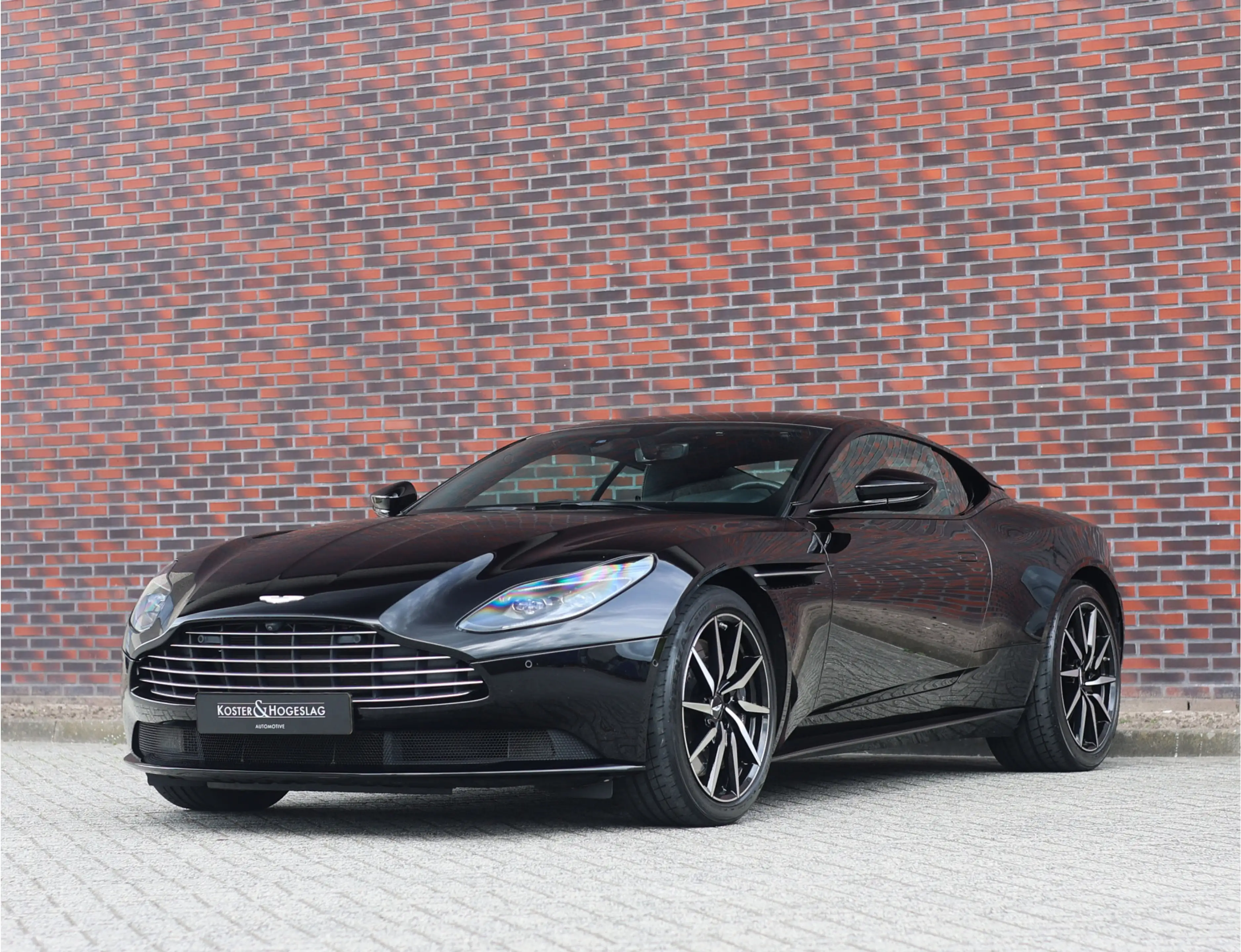 Aston Martin DB11 4.0 V8 — photo 16