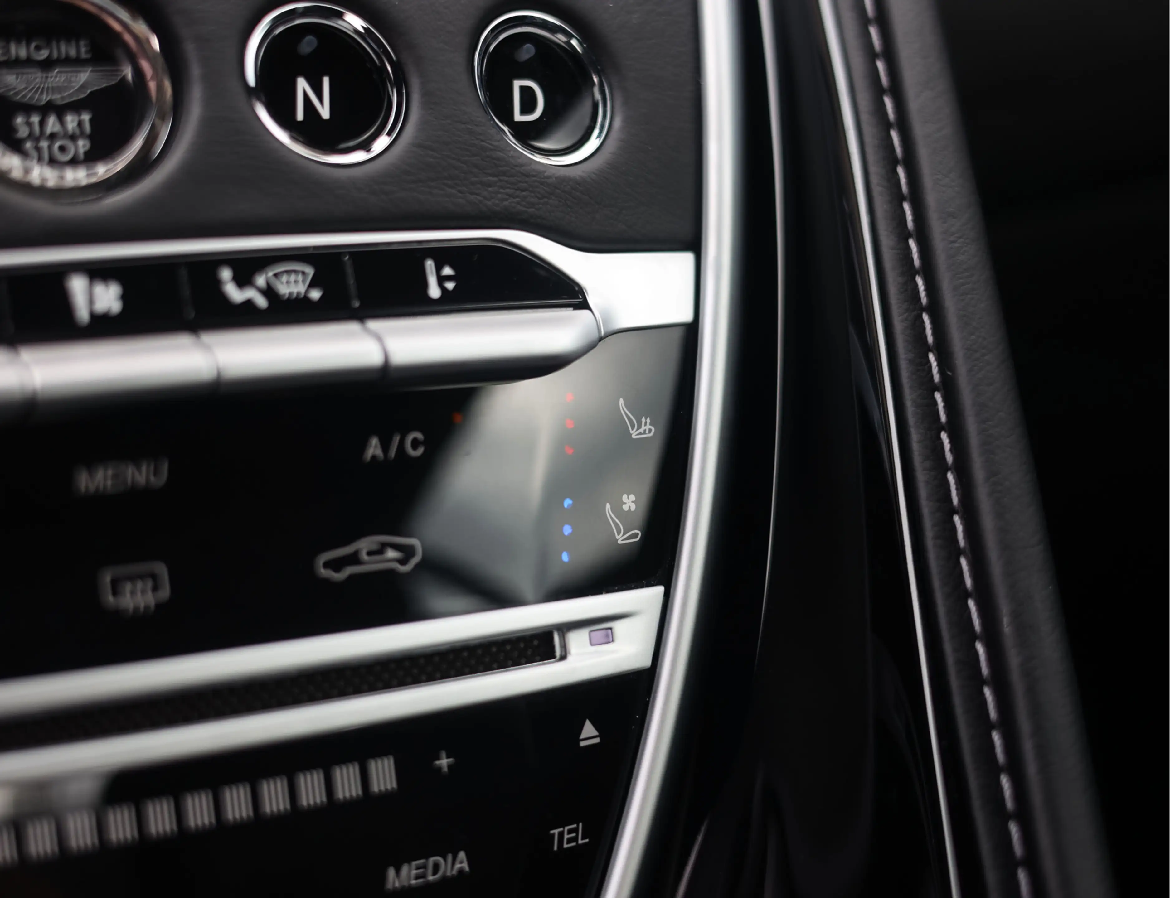 Aston Martin DB11 4.0 V8 — photo 26