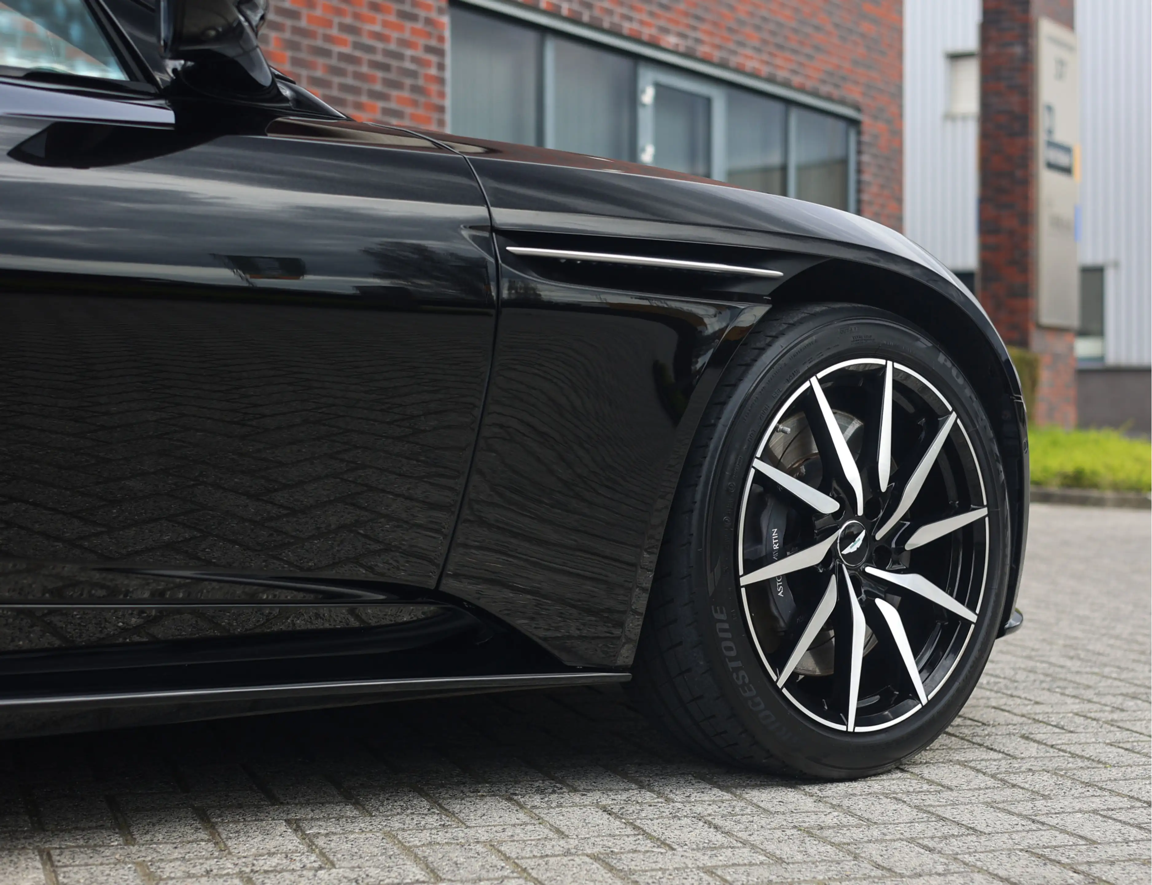Aston Martin DB11 4.0 V8 — photo 19