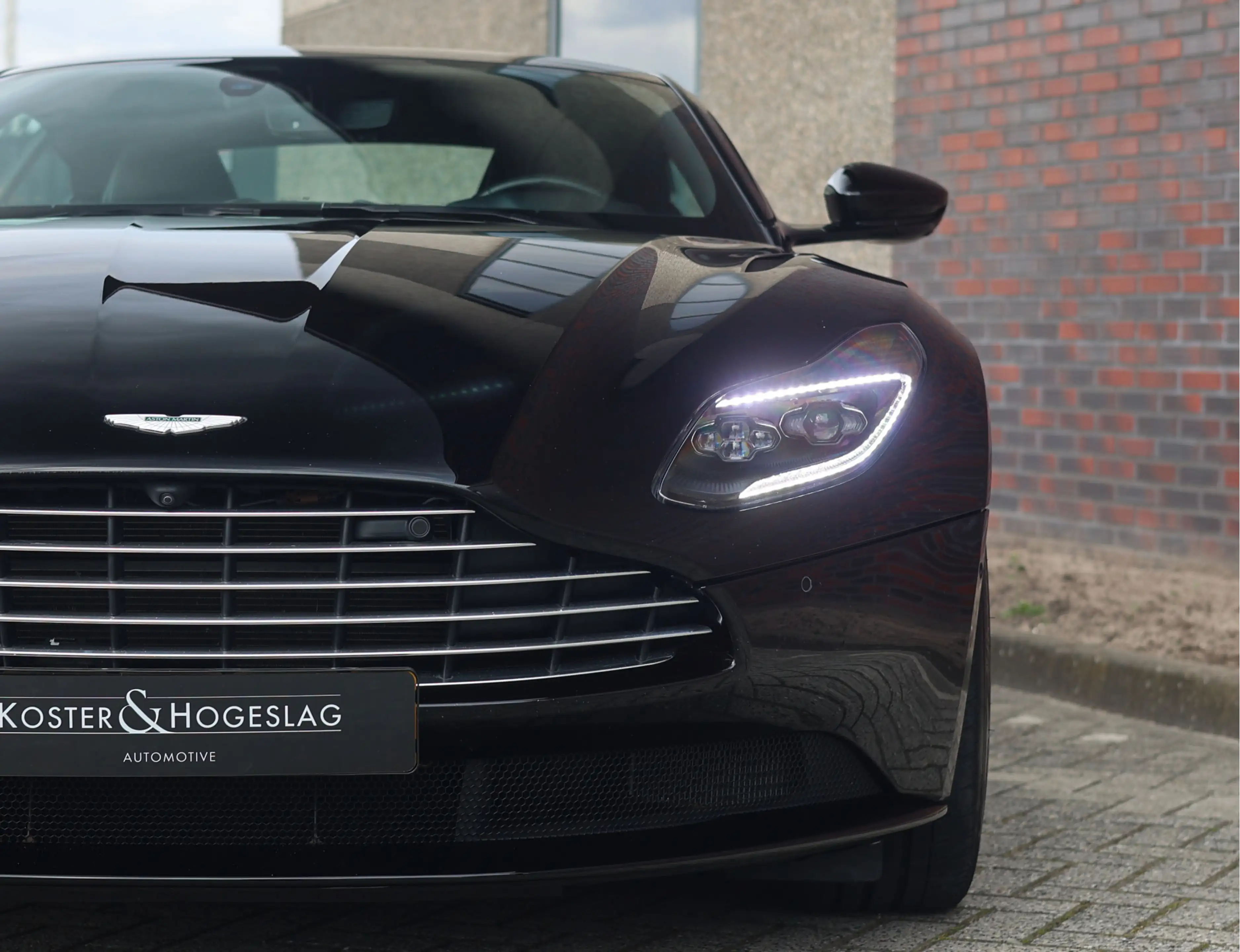 Aston Martin DB11 4.0 V8 — photo 12