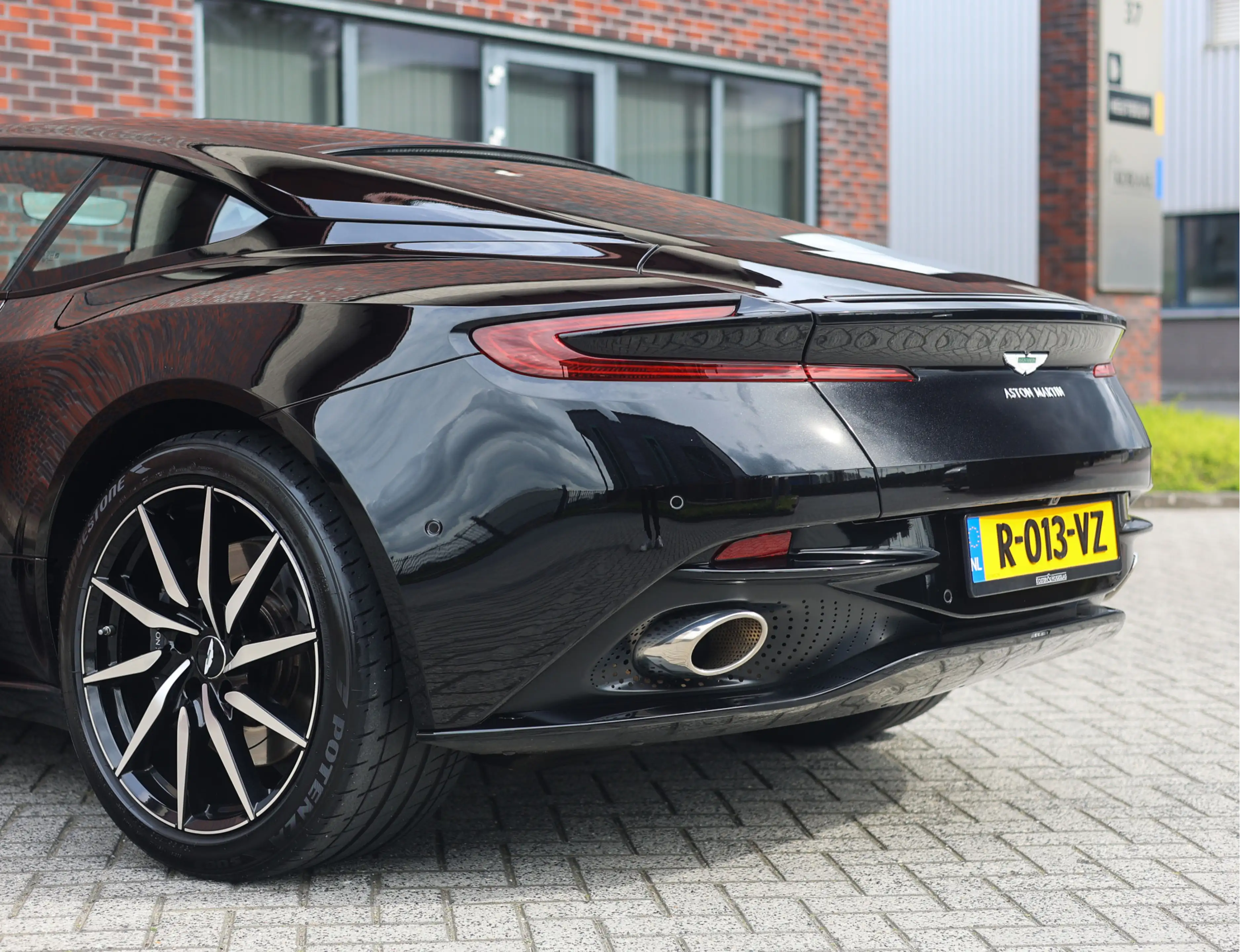 Aston Martin DB11 4.0 V8 — photo 10