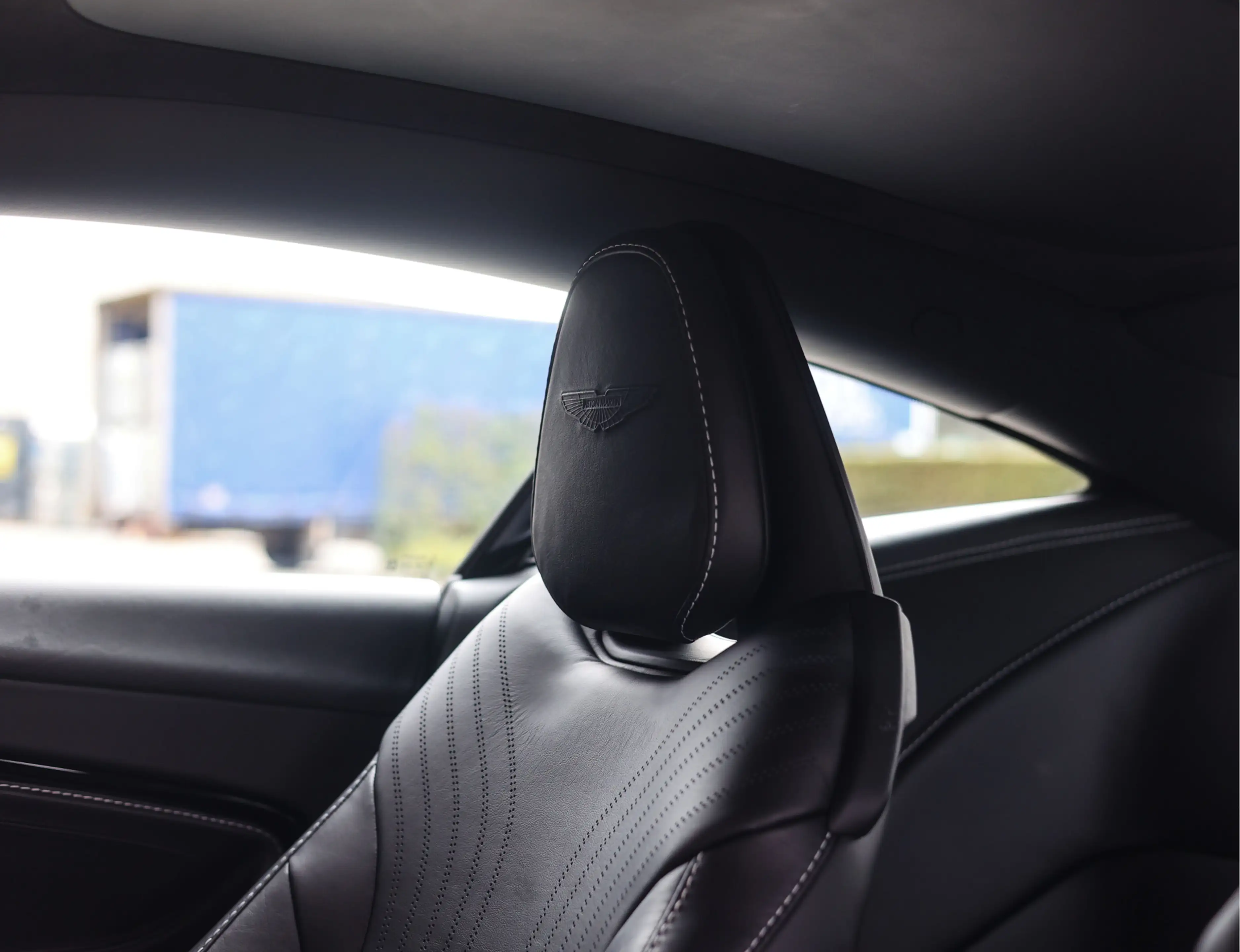 Aston Martin DB11 4.0 V8 — photo 4