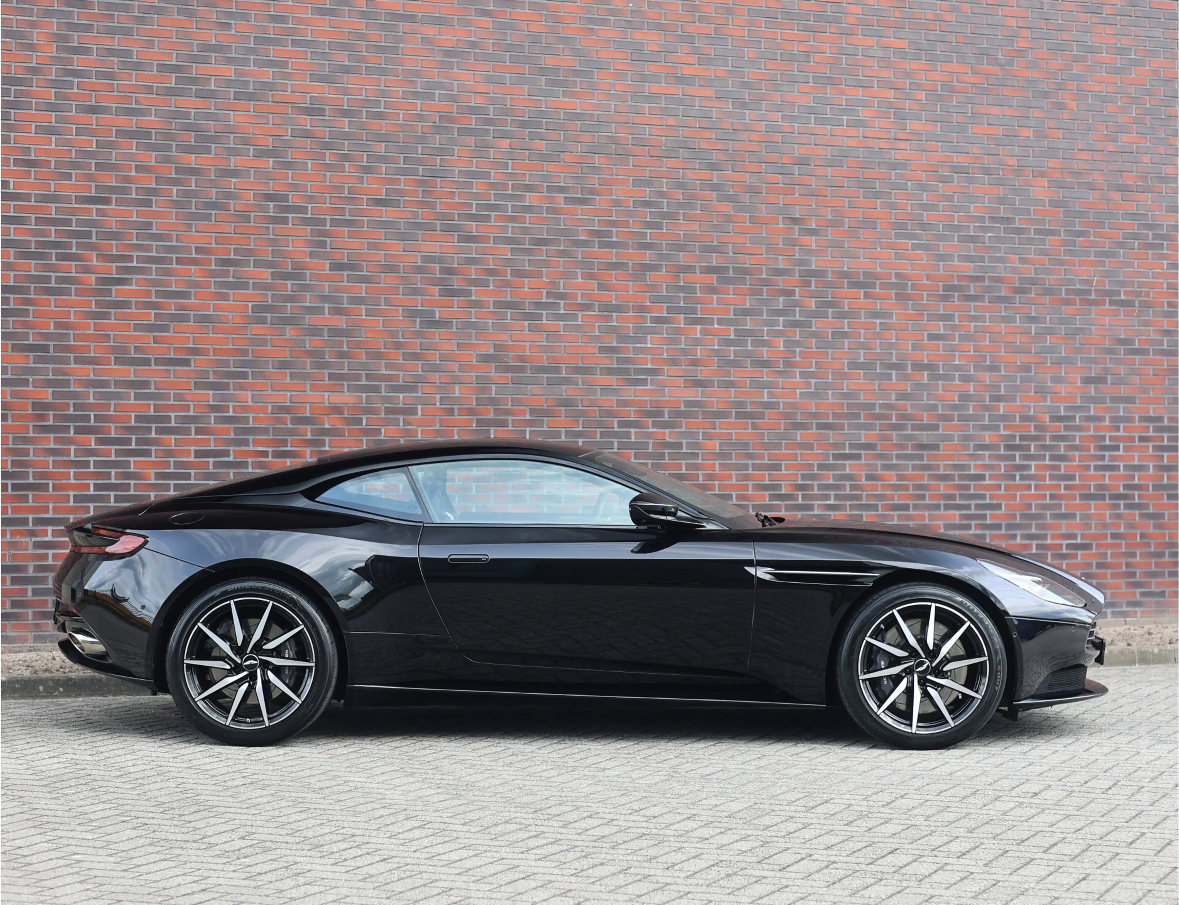 Aston Martin DB11 4.0 V8 — photo 14