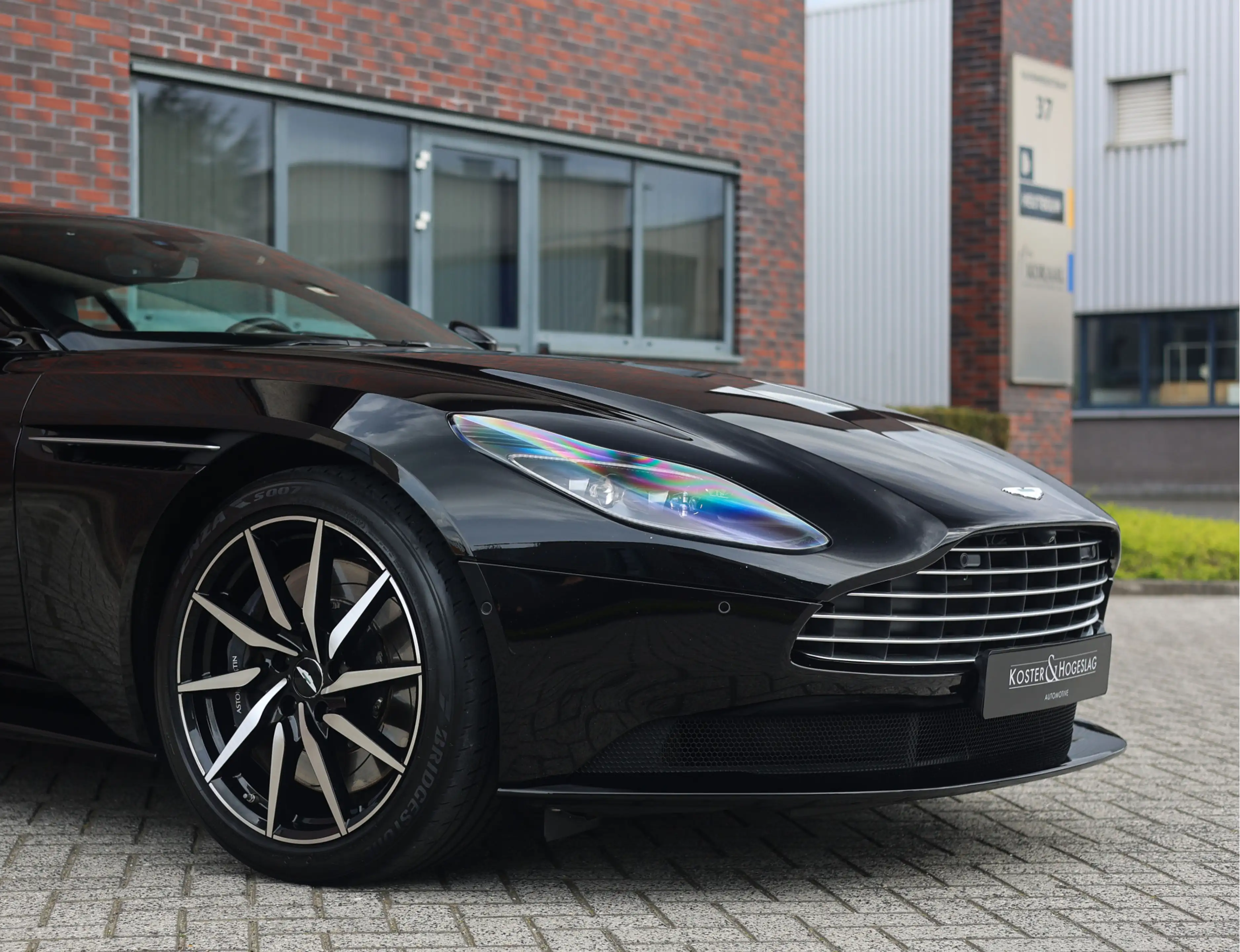 Aston Martin DB11 4.0 V8 — photo 8