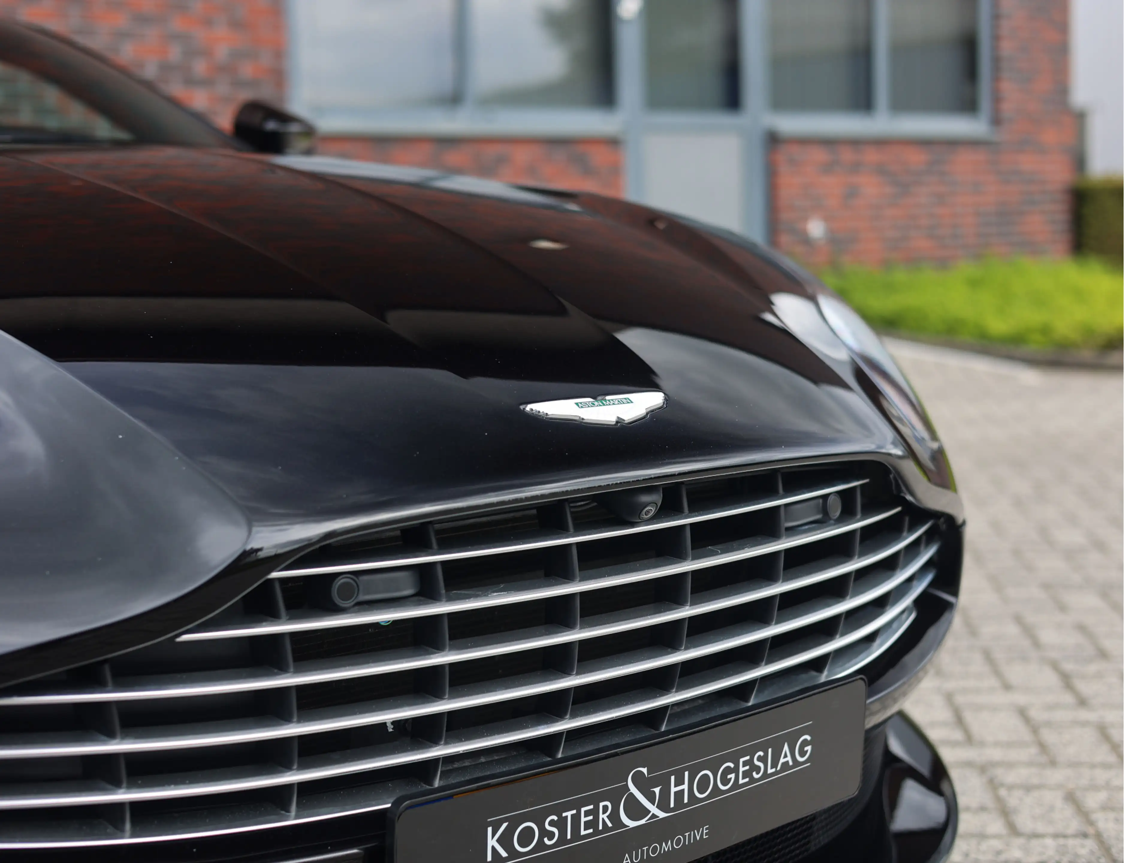 Aston Martin DB11 4.0 V8 — photo 9