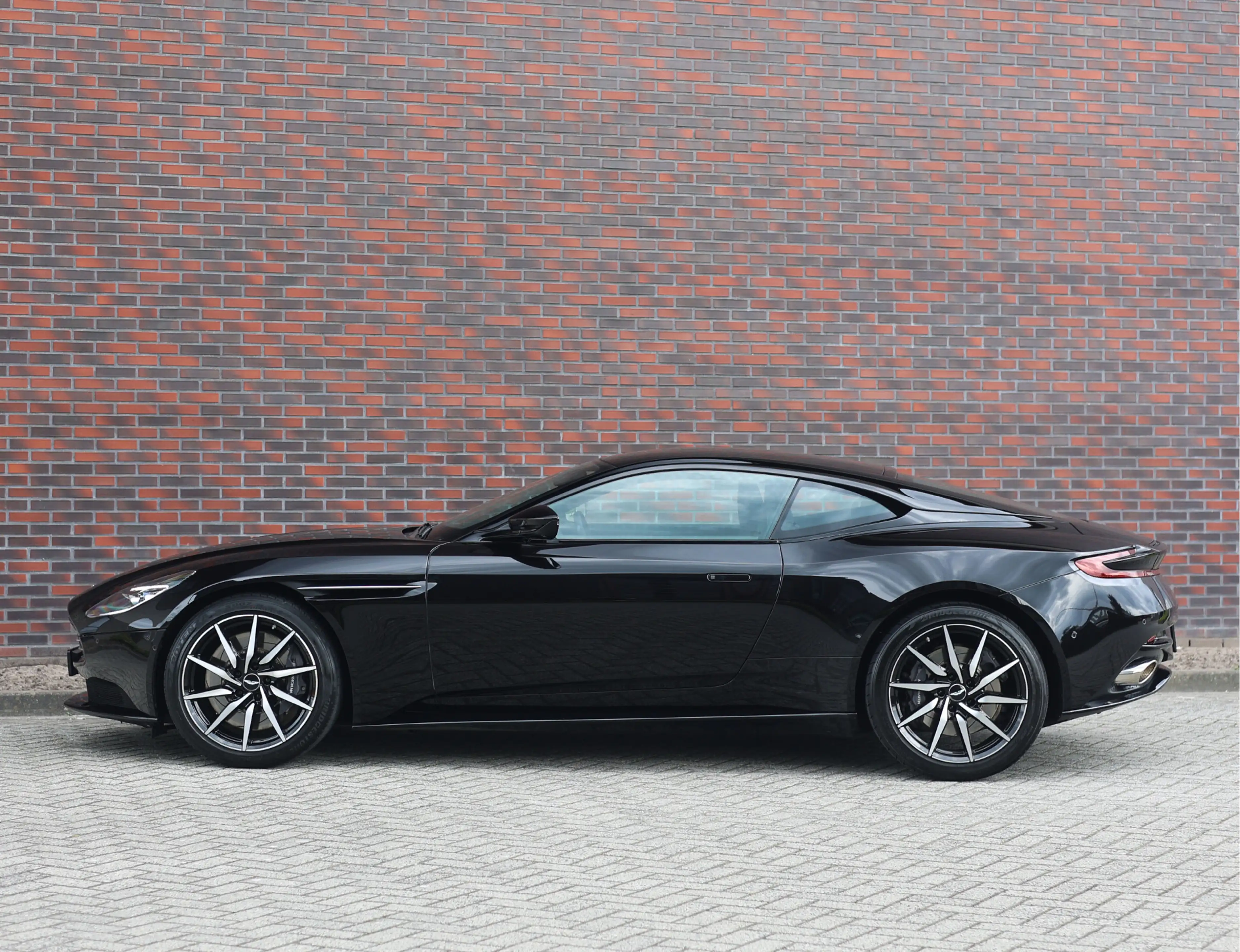 Aston Martin DB11 4.0 V8 — photo 15