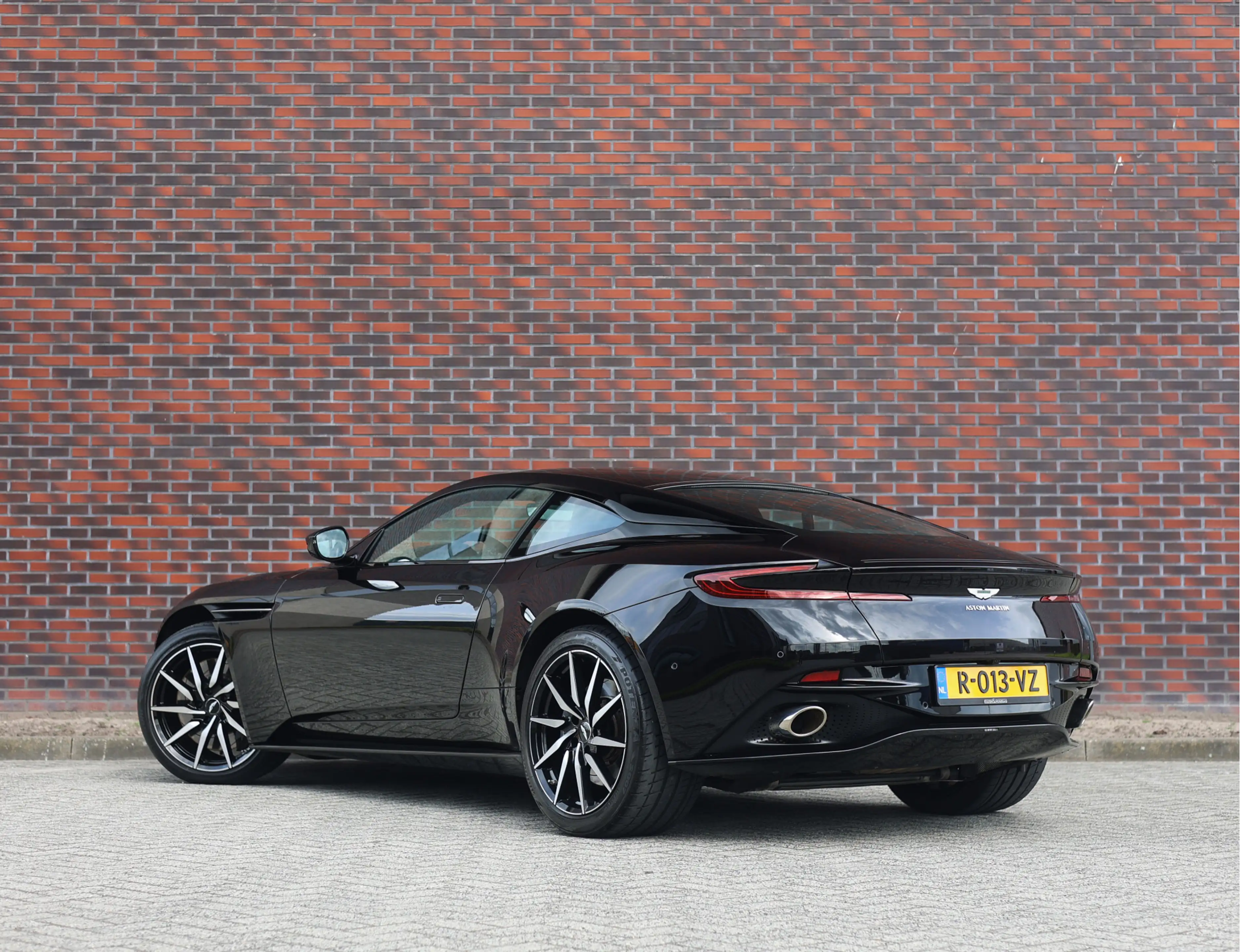 Aston Martin DB11 4.0 V8 — photo 2