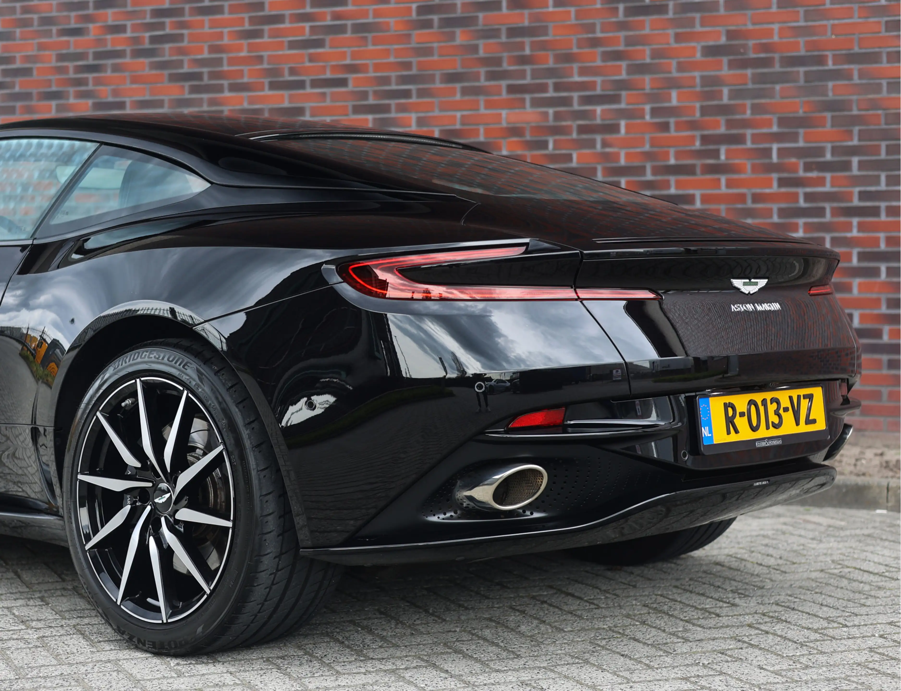 Aston Martin DB11 4.0 V8 — photo 20