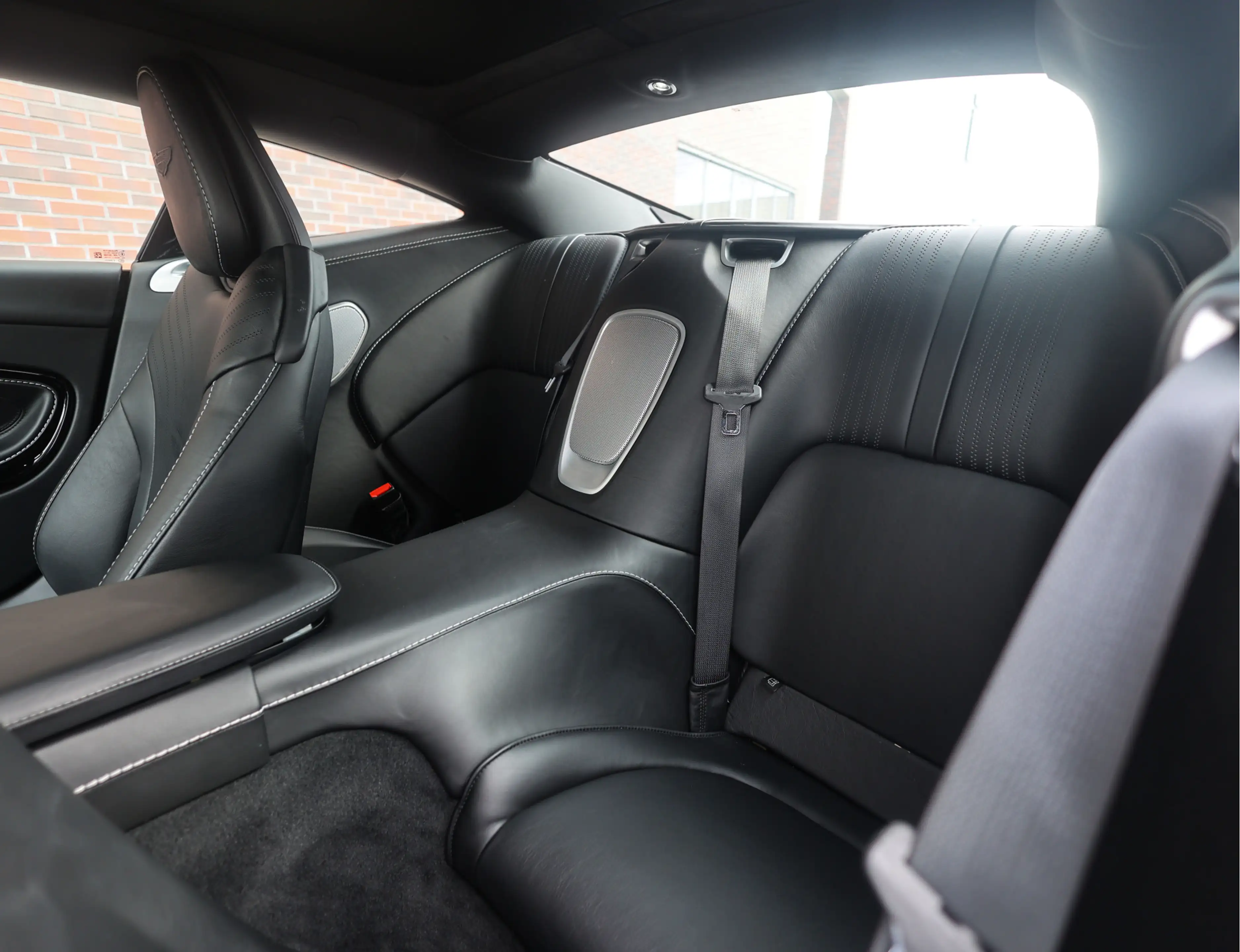 Aston Martin DB11 4.0 V8 — photo 28