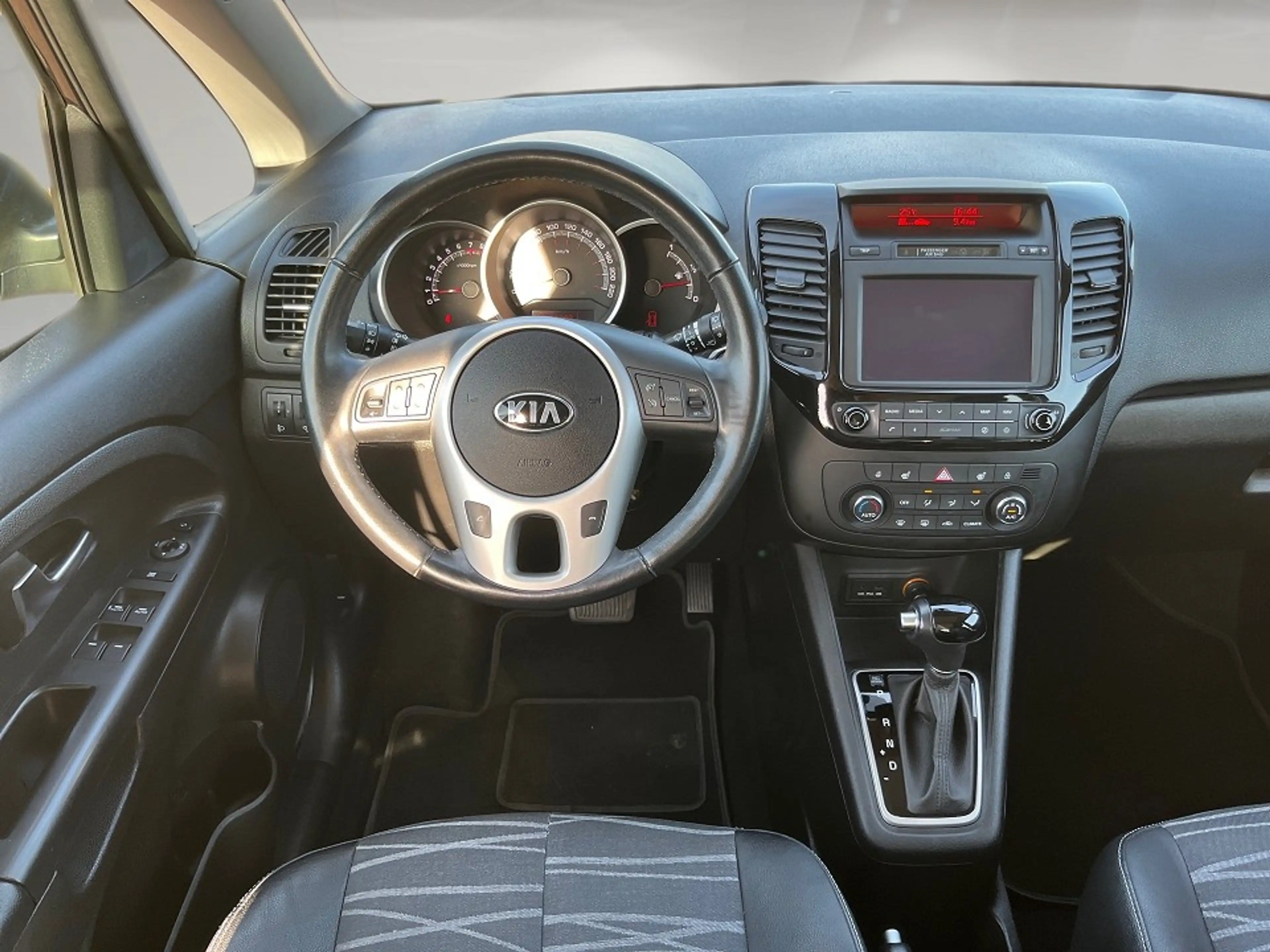 Kia Venga Platinum Edition NAVI SHZ PDC KAM LRHZ — photo 11