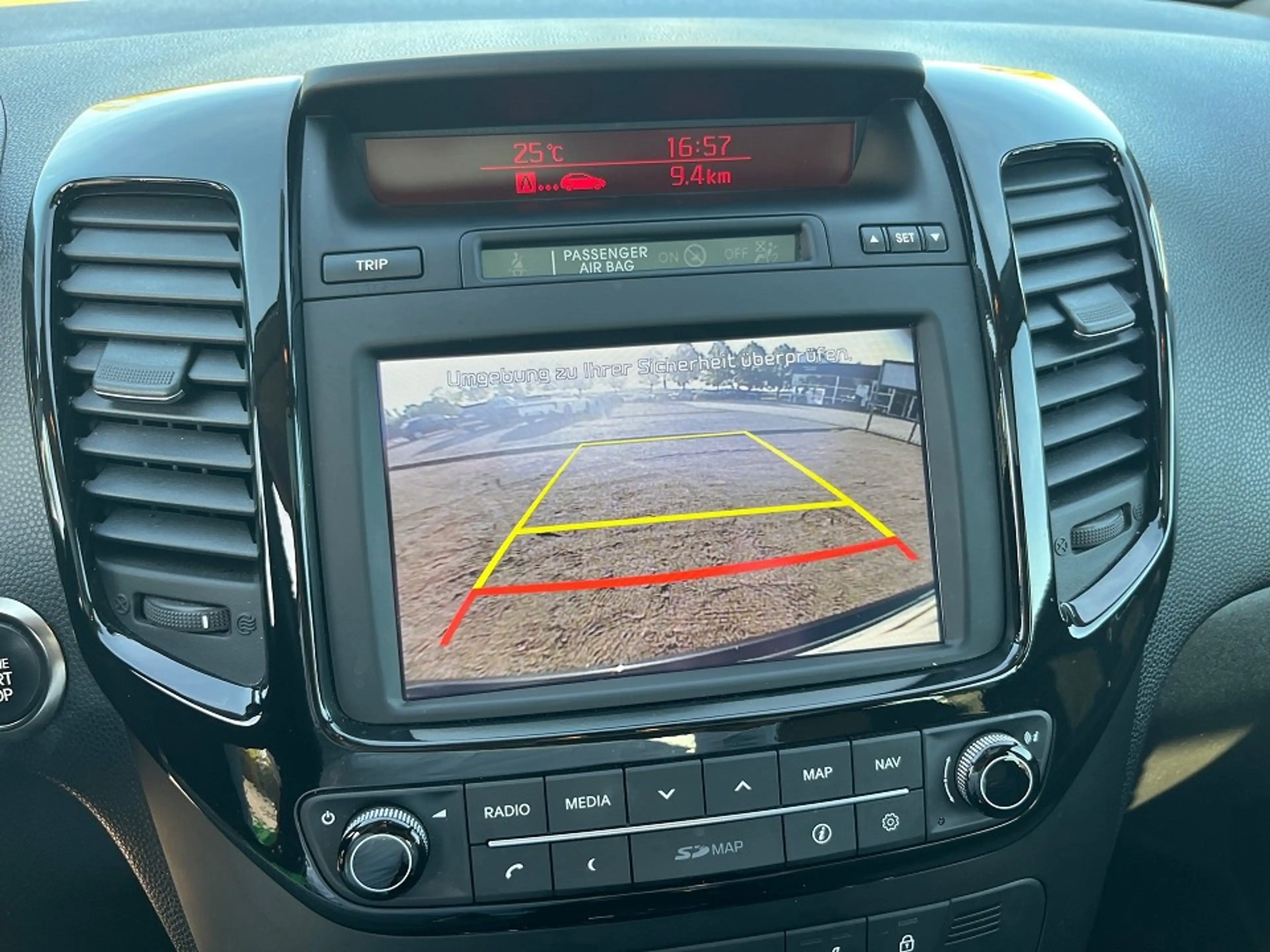 Kia Venga Platinum Edition NAVI SHZ PDC KAM LRHZ — photo 9