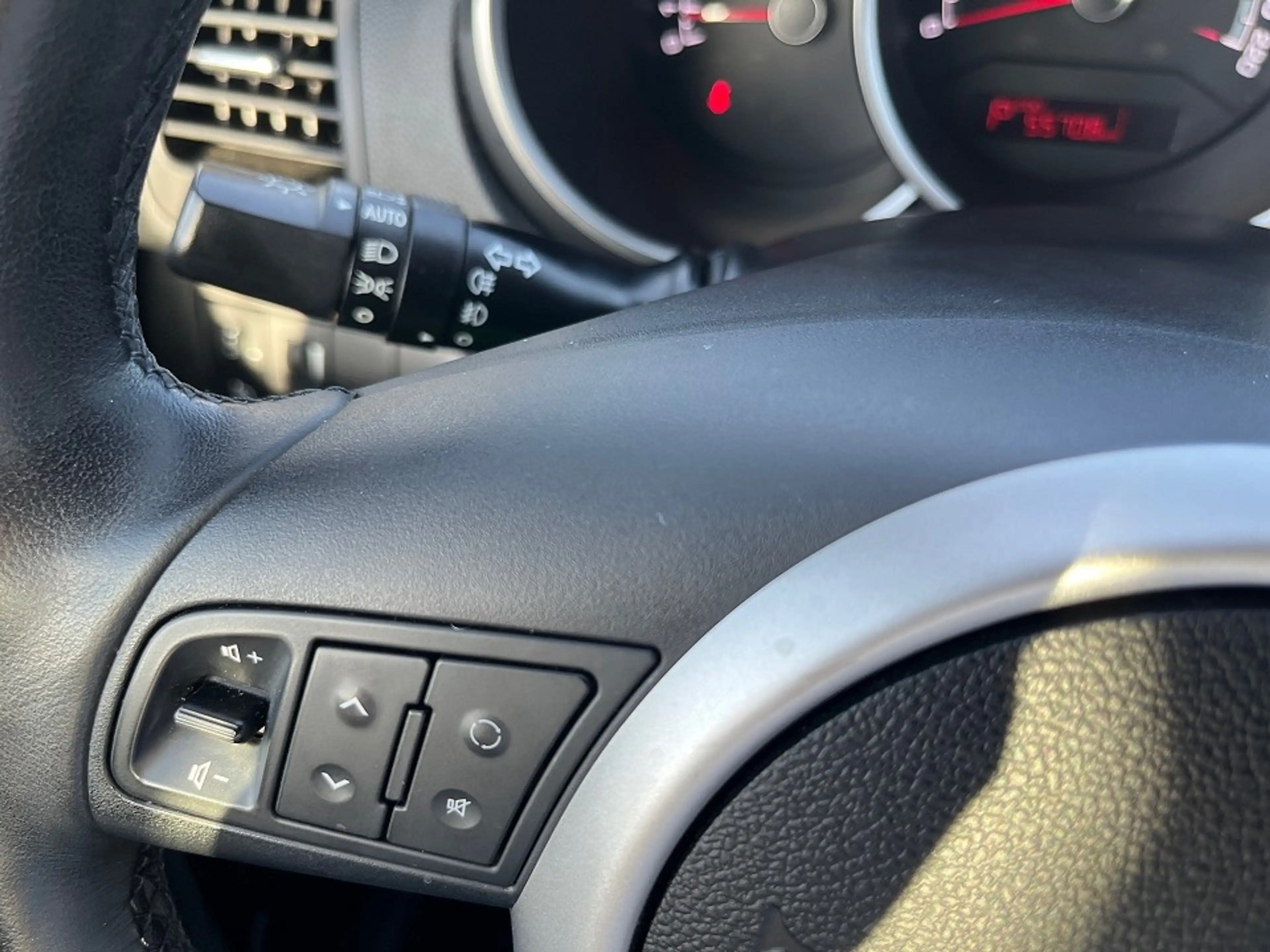 Kia Venga Platinum Edition NAVI SHZ PDC KAM LRHZ — photo 12