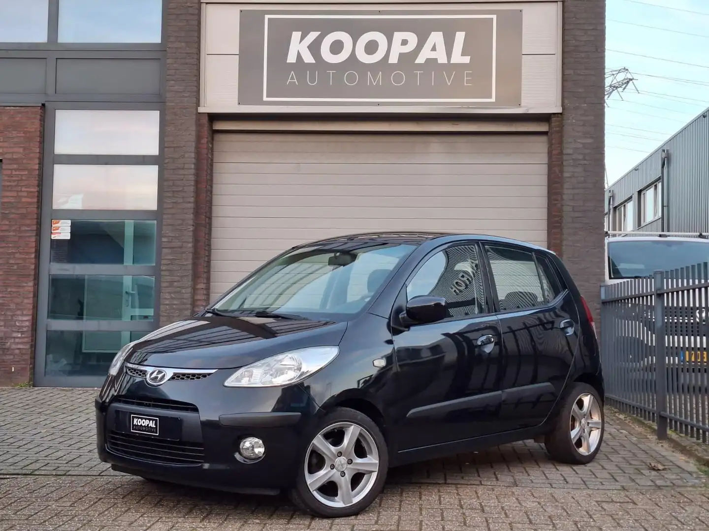 Hyundai i10 1.1 i-Catcher | Airco | Nieuwe APK | NAP | Zwart - 1