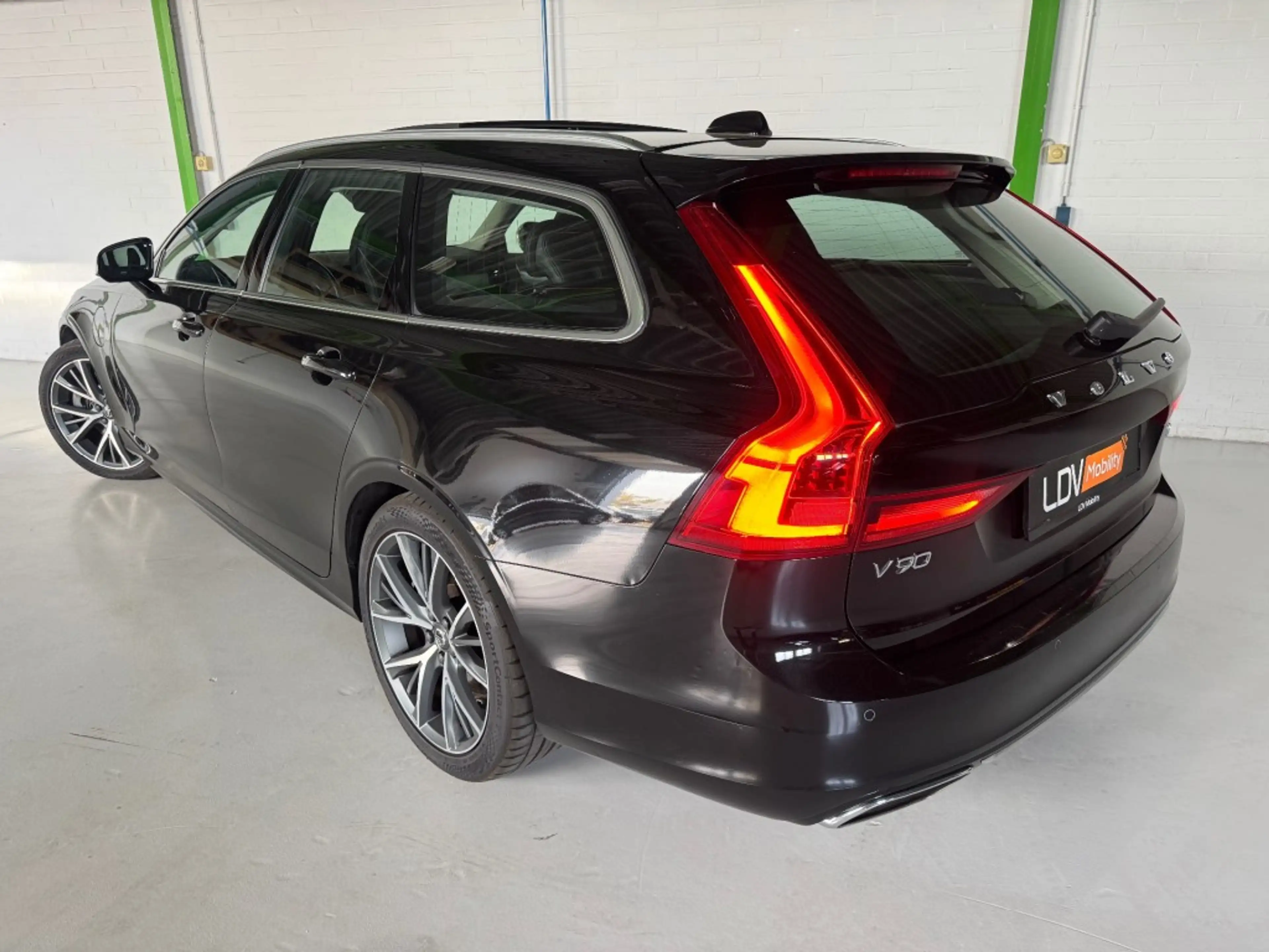 Volvo V90 2.0 T8 AWD PLUG-IN HYBRIDE / MOMENTUM / Panoramada — photo 4