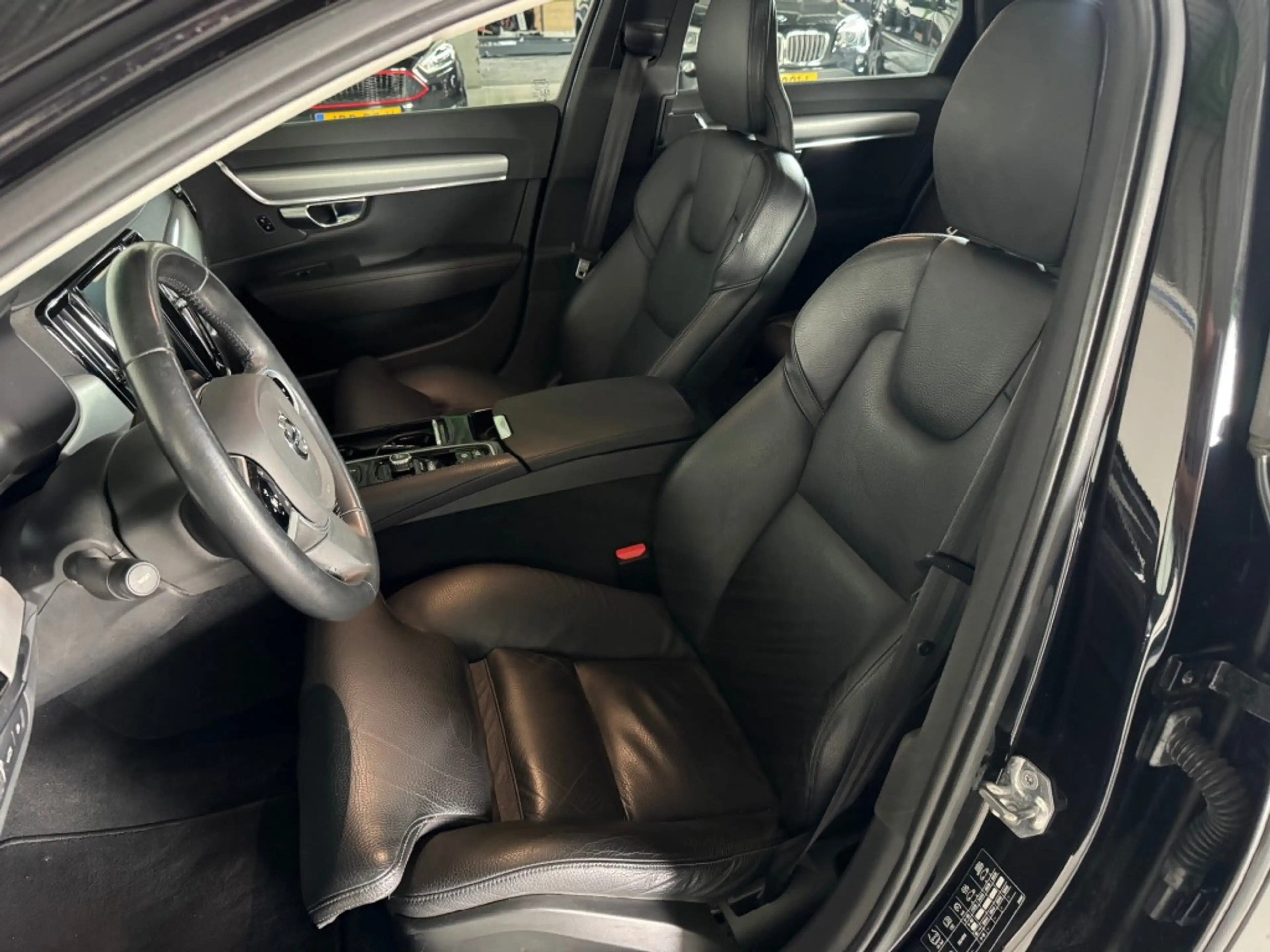 Volvo V90 2.0 T8 AWD PLUG-IN HYBRIDE / MOMENTUM / Panoramada — photo 13