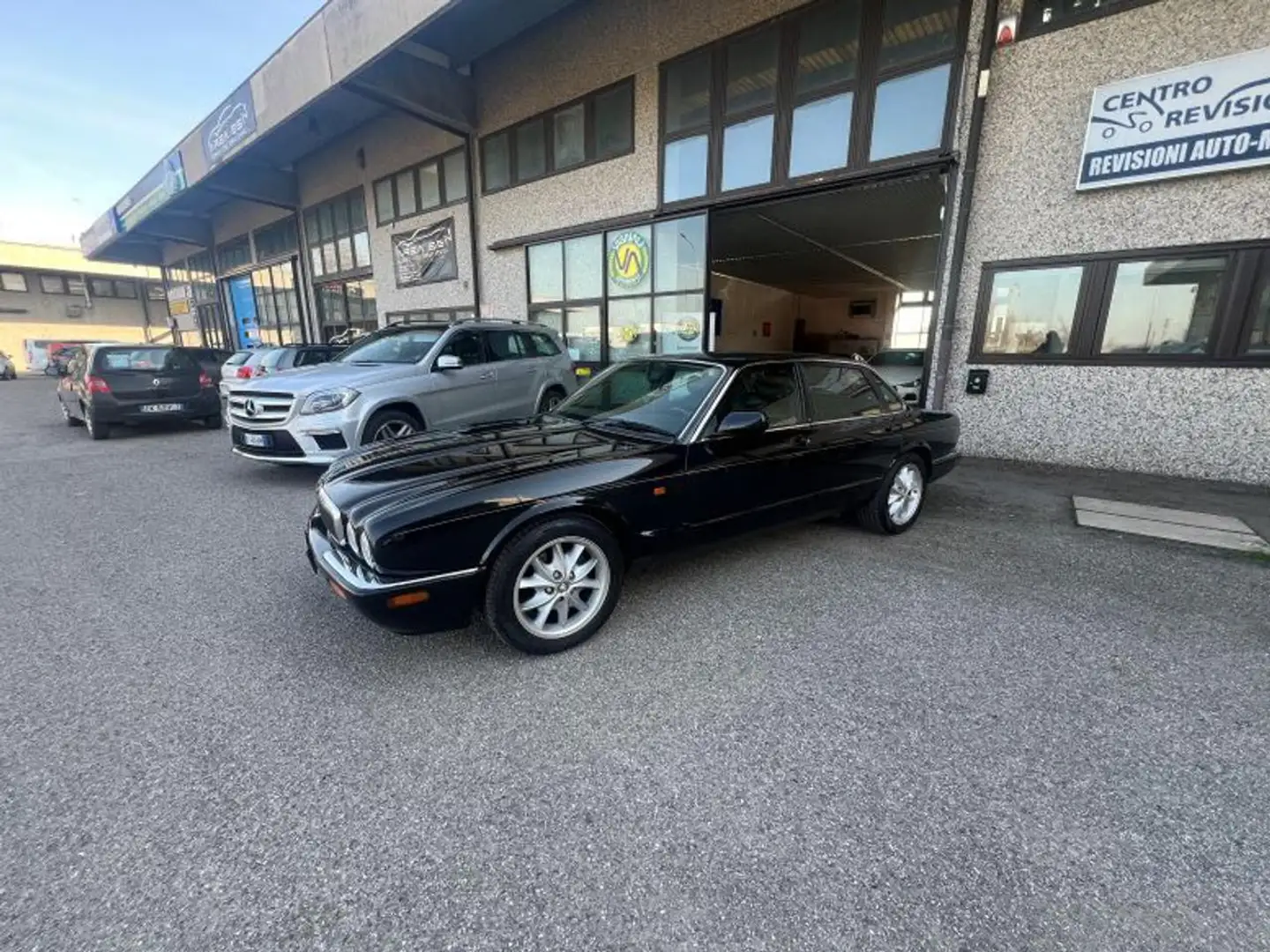 Jaguar XJ 4.0 cat ExecutiveV8 Schwarz - 1