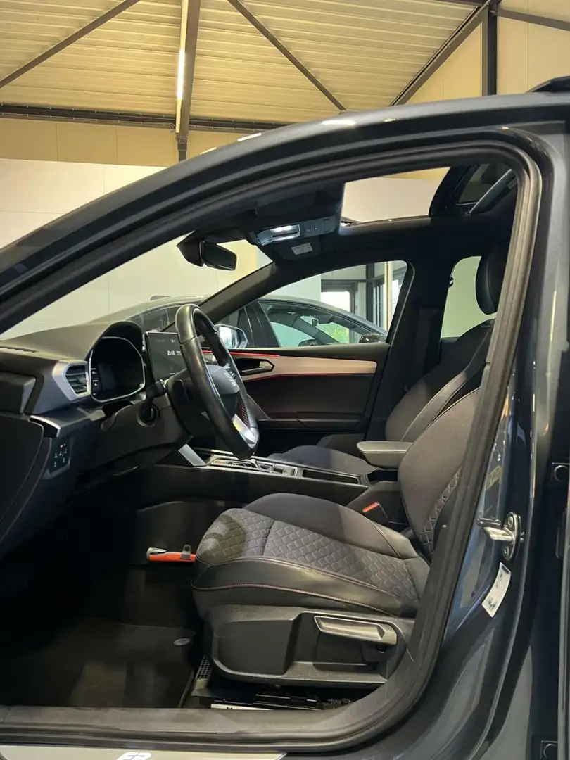 SEAT Leon 1.5 eTSI FR 150PK Pano Virtual Sfeer Trekhaak VOL! Grijs - 2