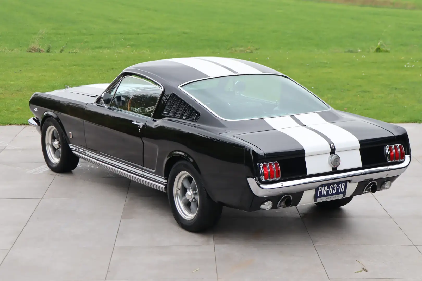 Ford Mustang Fastback Zwart - 2