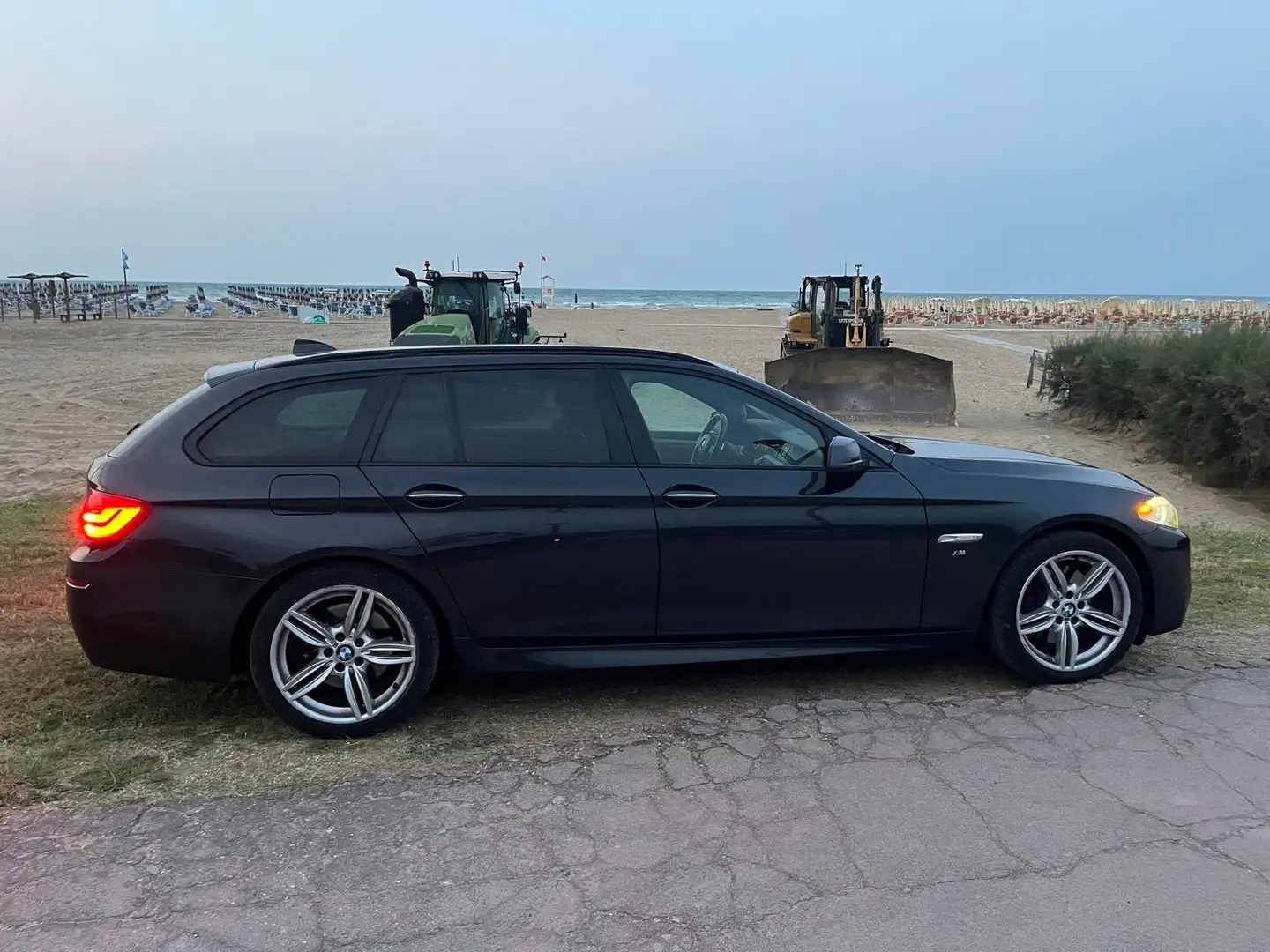 BMW 530 530d xDrive Touring Aut. Šedá - 2