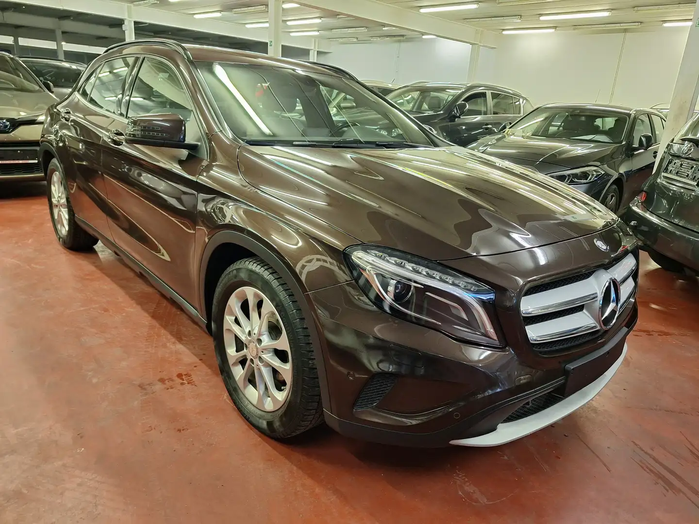 Mercedes-Benz GLA 200 d 4-Matic Brun - 2
