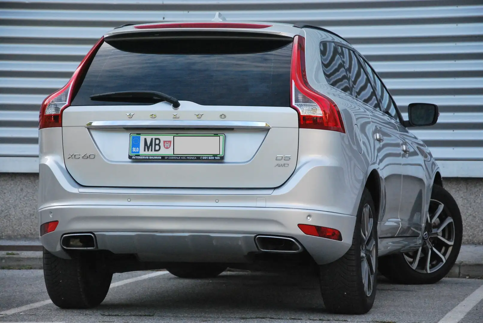 Volvo XC60 2,4 D5 Automatik AWD Silber - 1