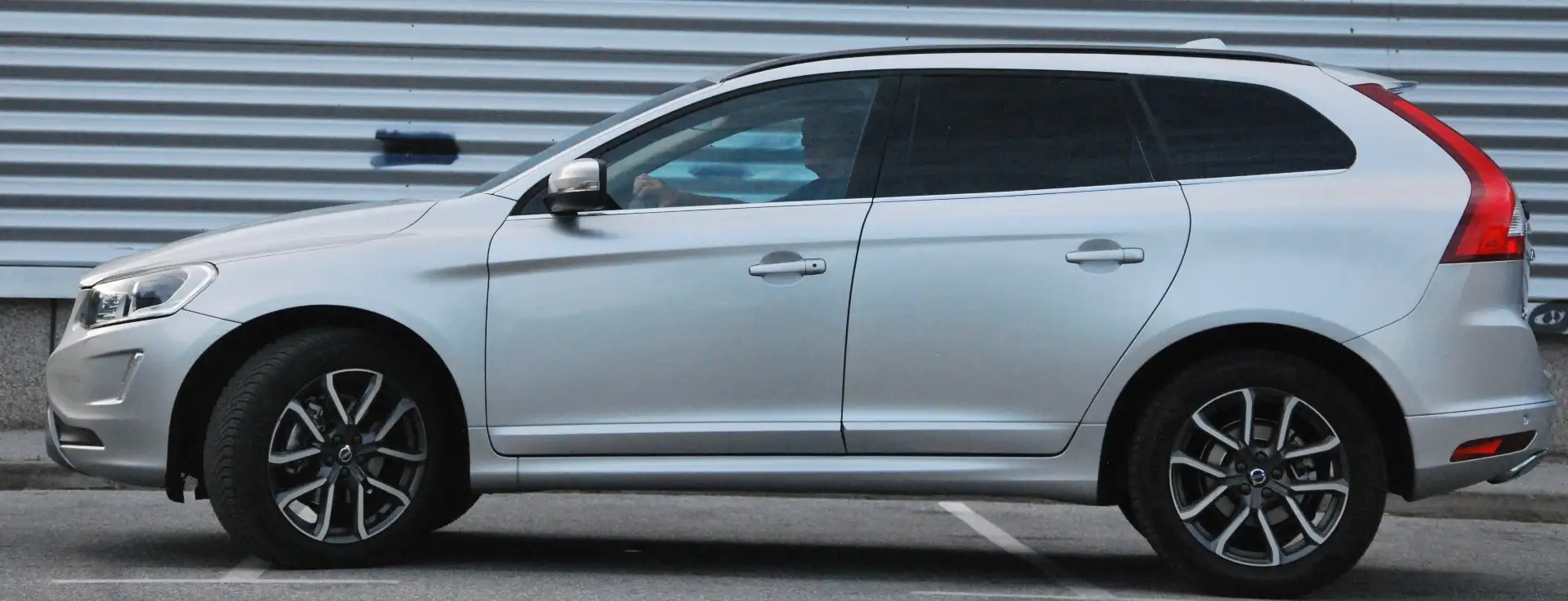 Volvo XC60 2,4 D5 Automatik AWD Silber - 2