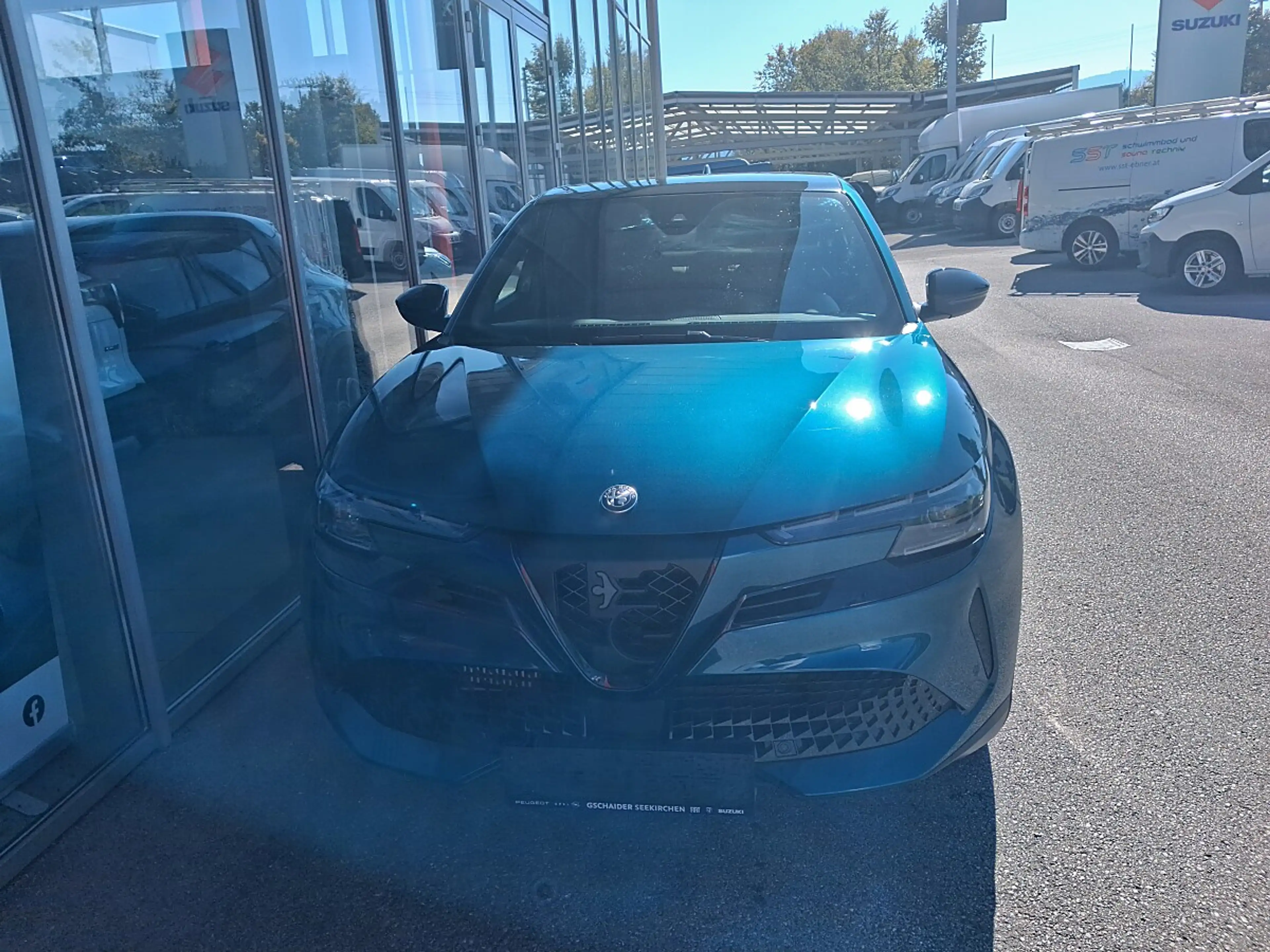Alfa Romeo Junior Ibrida Speciale 1.2 MHEV e-DCT6 — photo 2