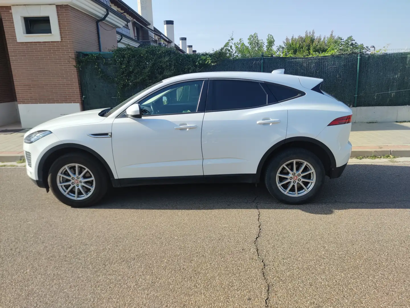 Jaguar E-Pace E-Pace 2.0D I4 R-Dynamic Base AWD 150 R-Dynamic Base - 1