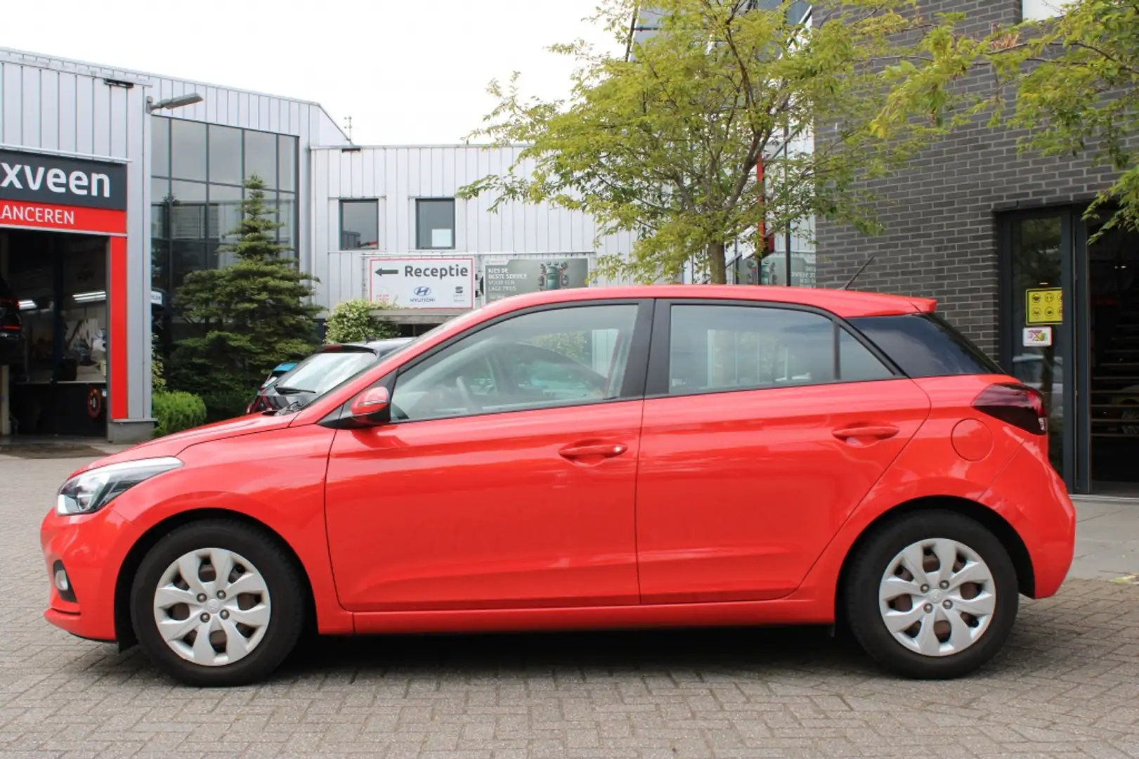 Hyundai i20 ACTIVE 1.2 Active Airco/5 Deurs/Trekhaak "RIJKLAAR Rood - 2
